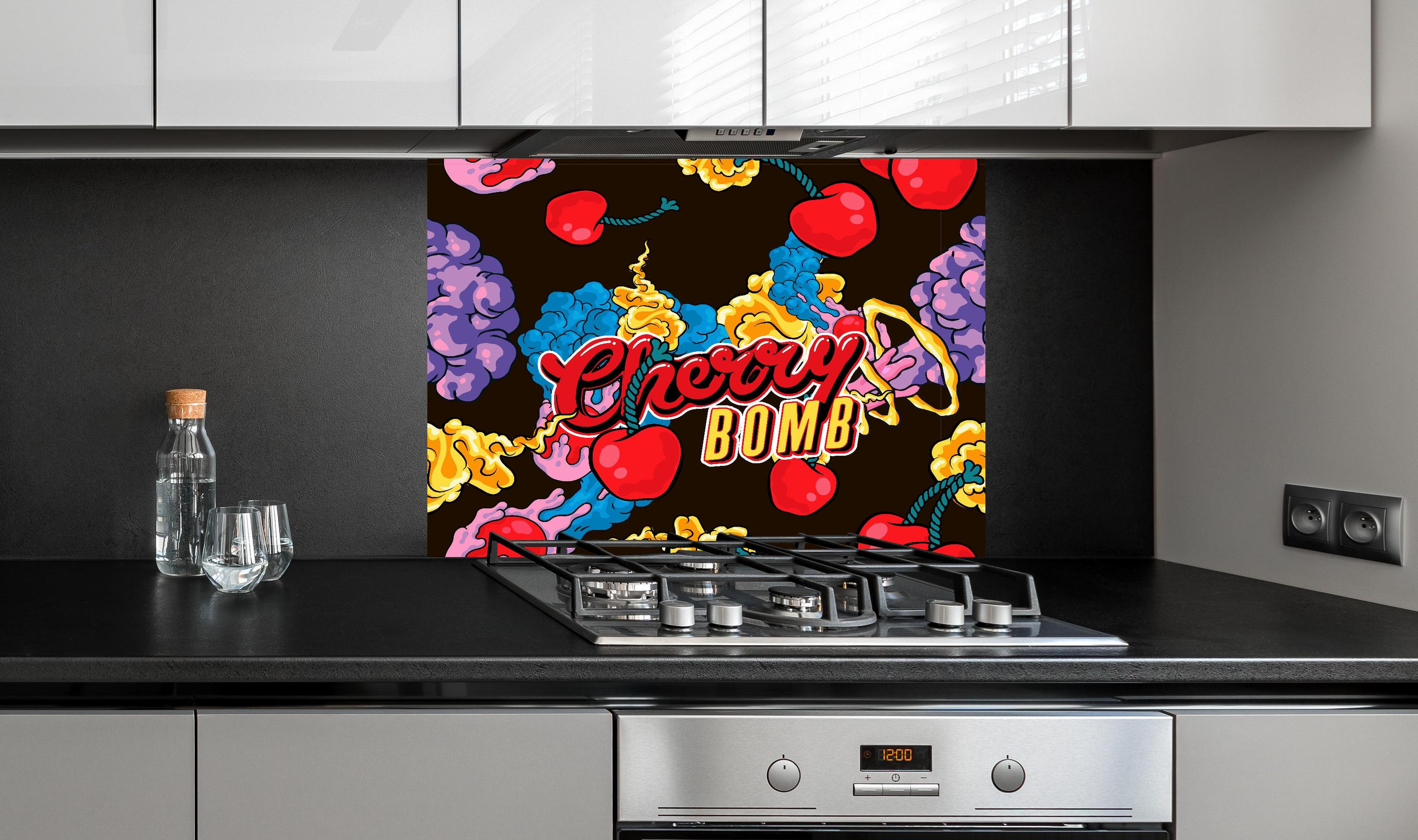 Spritzschutz - Kirschbombe Graphik hinter einem Cerankochfeld zwischen Holz-Kochutensilien