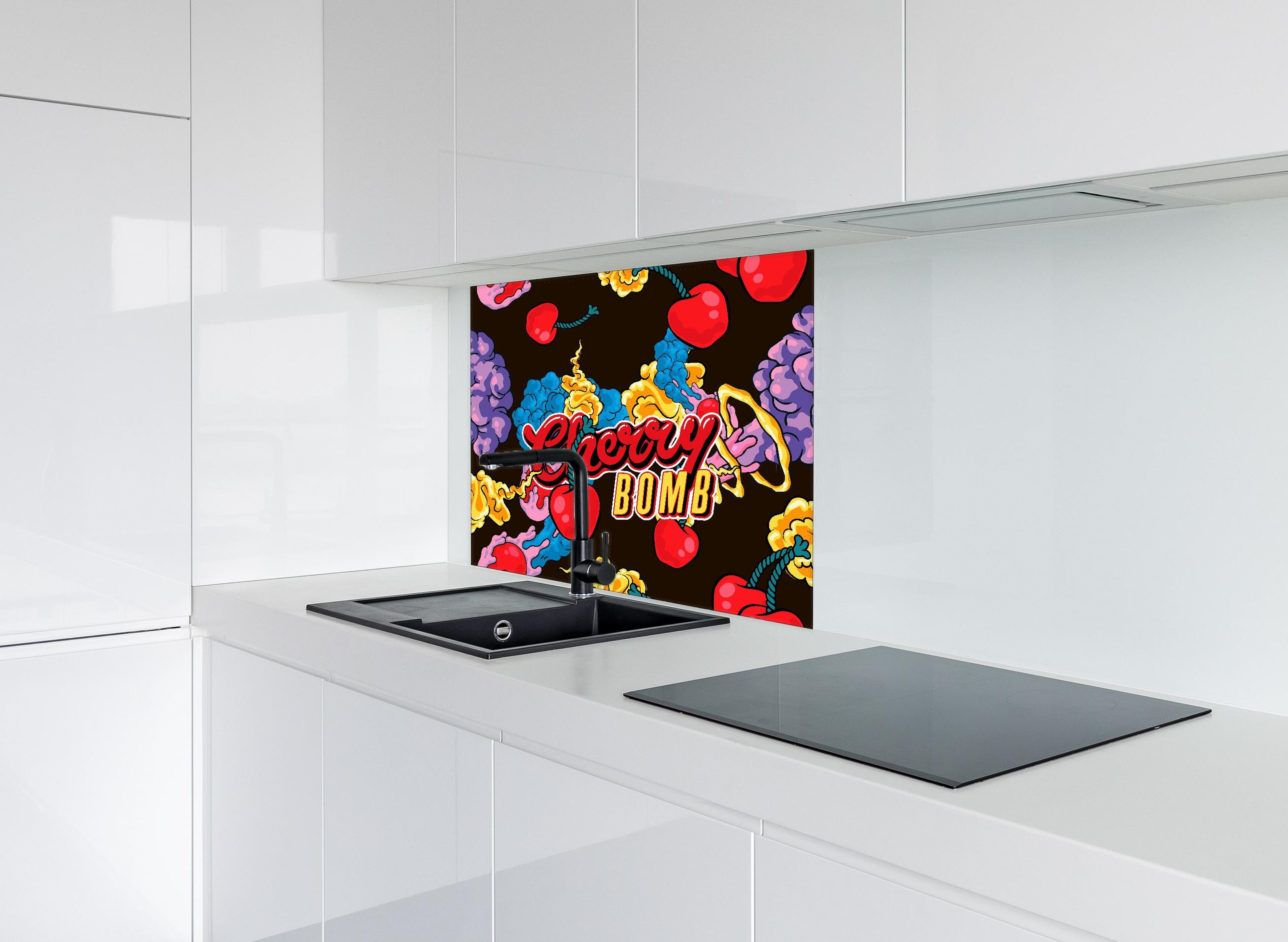 Spritzschutz - Kirschbombe Graphik hinter einem Cerankochfeld zwischen Holz-Kochutensilien