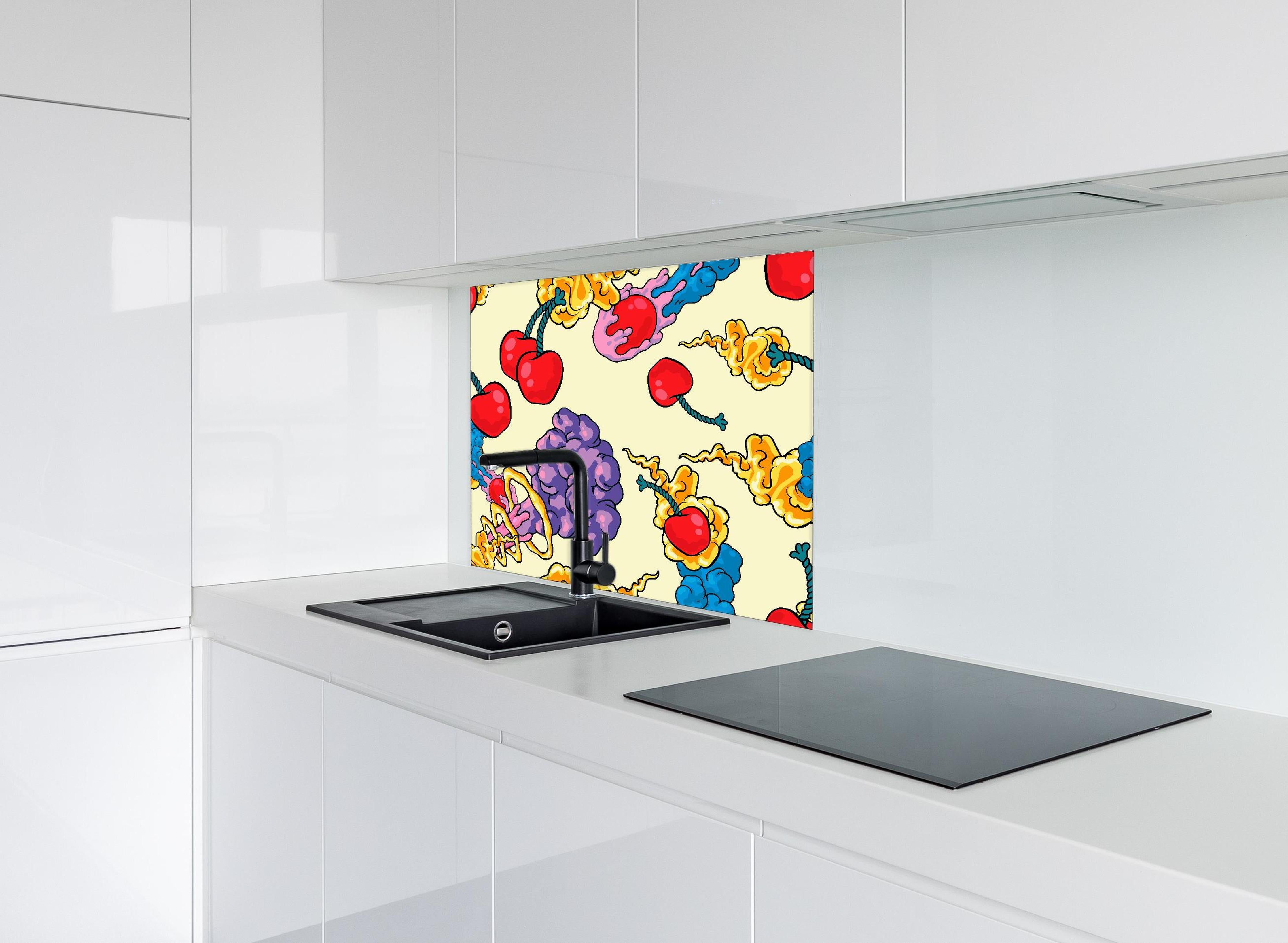 Spritzschutz - Kirschbomben Graphik hinter einem Cerankochfeld zwischen Holz-Kochutensilien
