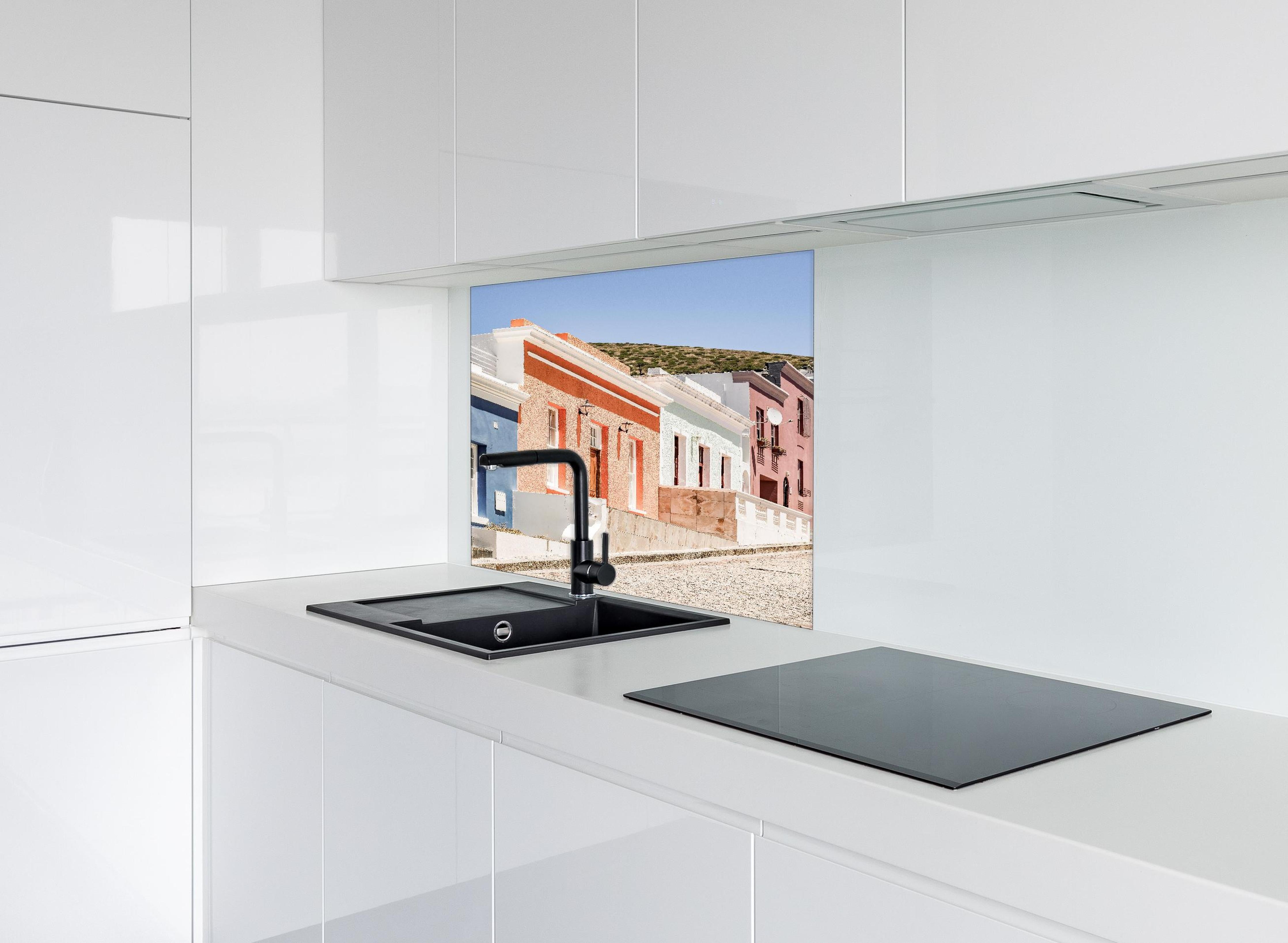 Spritzschutz - Klassische Kap-Holländische Gebäudetür hinter einem Cerankochfeld zwischen Holz-Kochutensilien