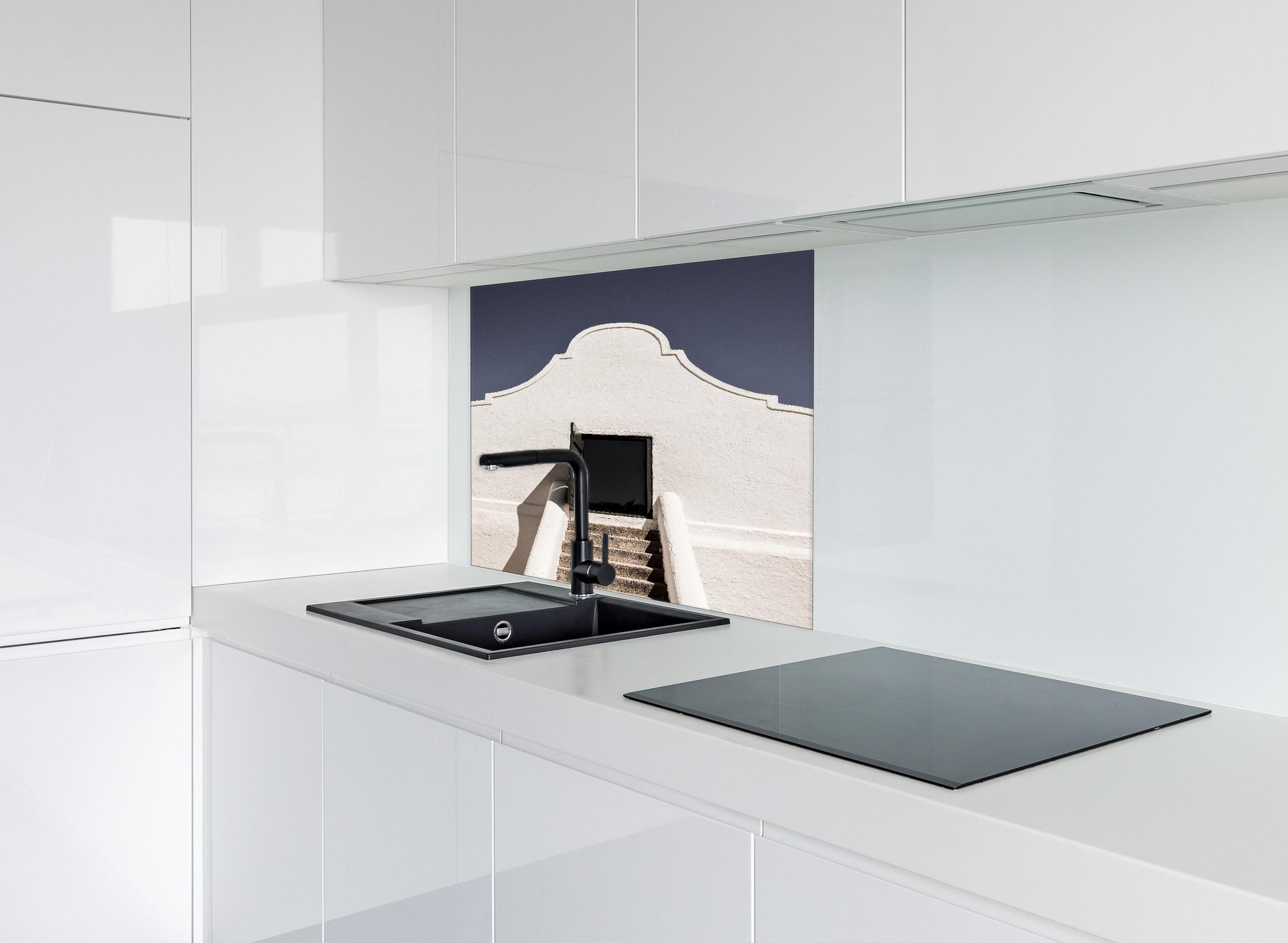 Spritzschutz - Klassische Kap-Holländische Gebäudetür hinter einem Cerankochfeld zwischen Holz-Kochutensilien