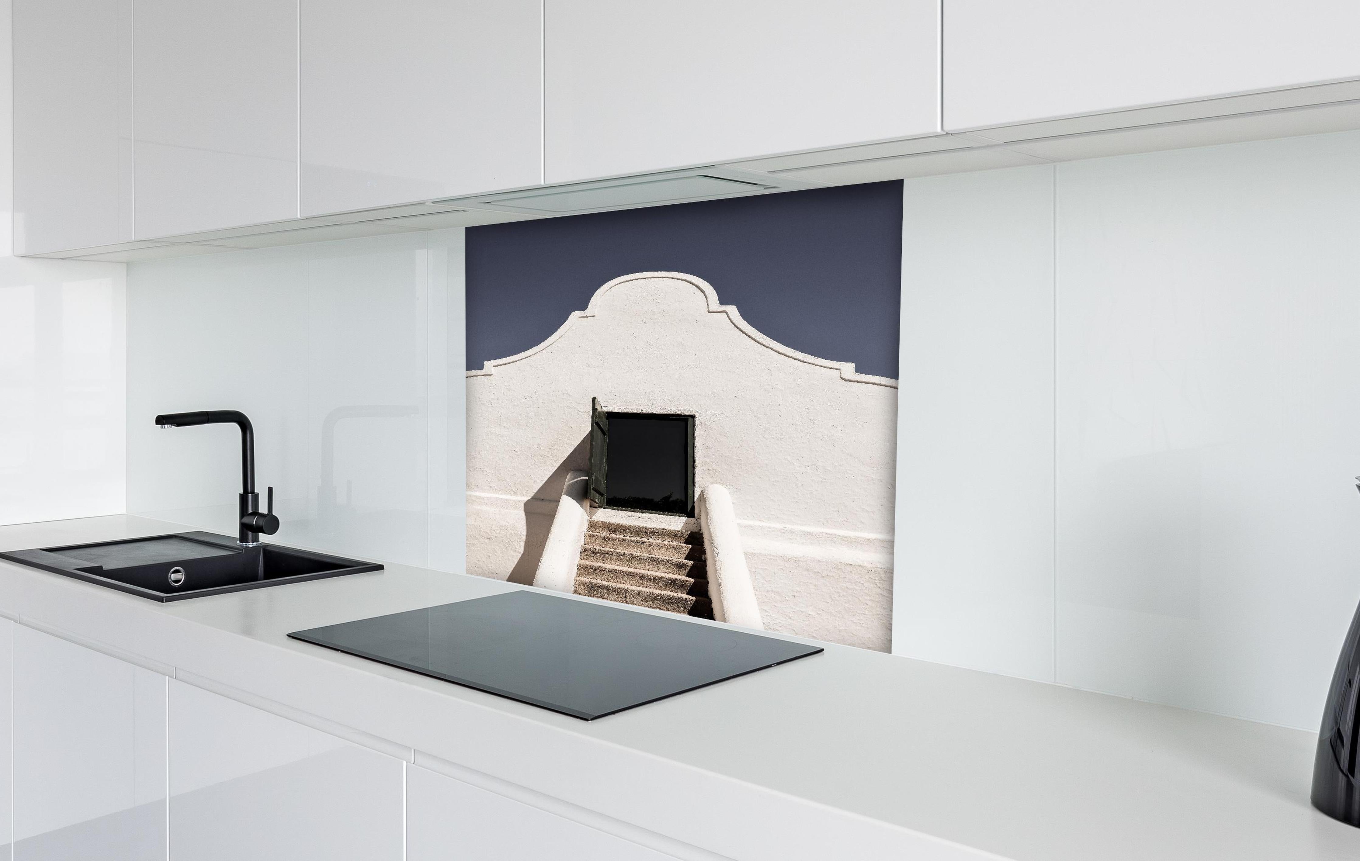 Spritzschutz - Klassische Kap-Holländische Gebäudetür hinter einem Cerankochfeld zwischen Holz-Kochutensilien