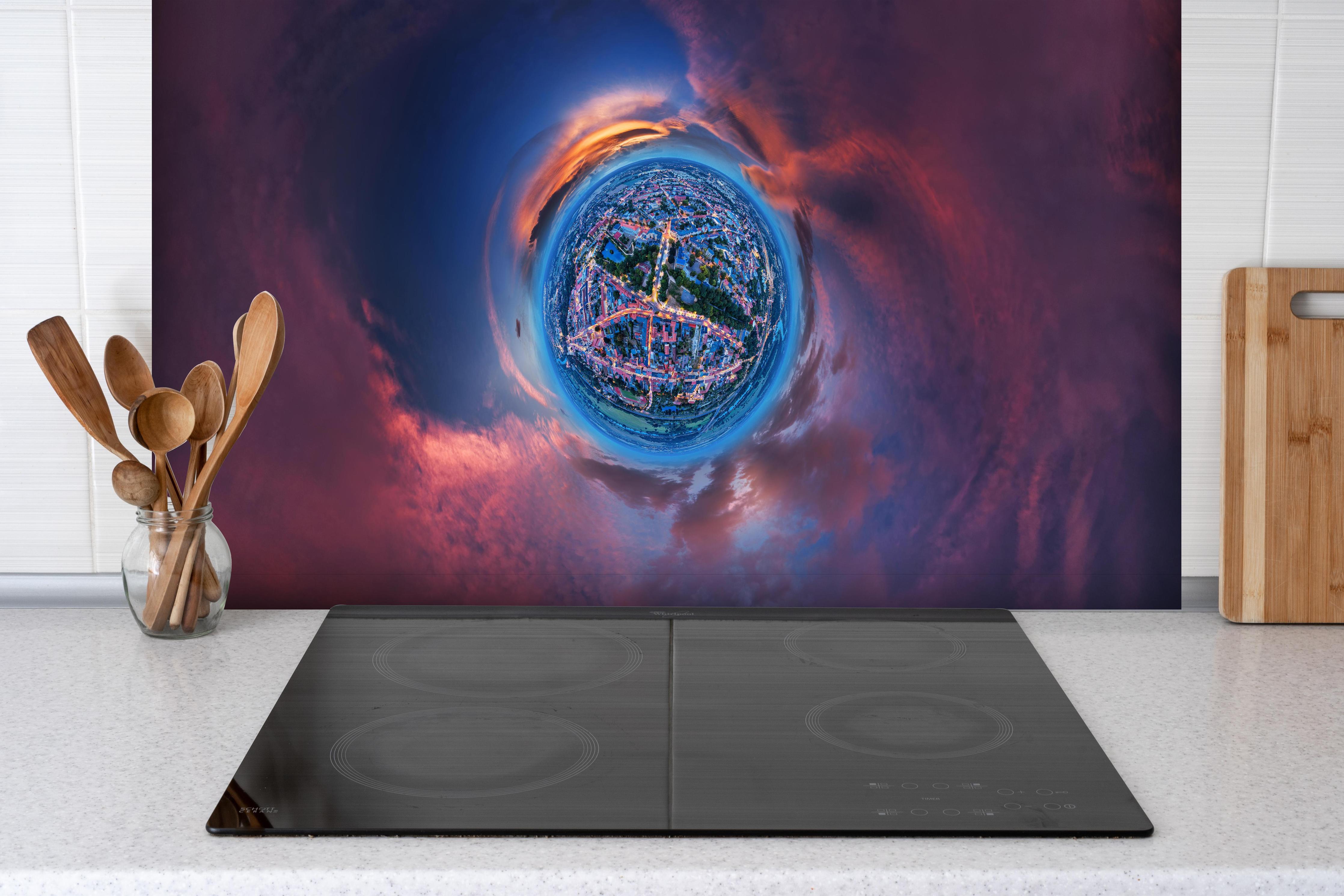 Spritzschutz - Kleine Stadt auf einem kleinen Planeten hinter einem Cerankochfeld zwischen Holz-Kochutensilien