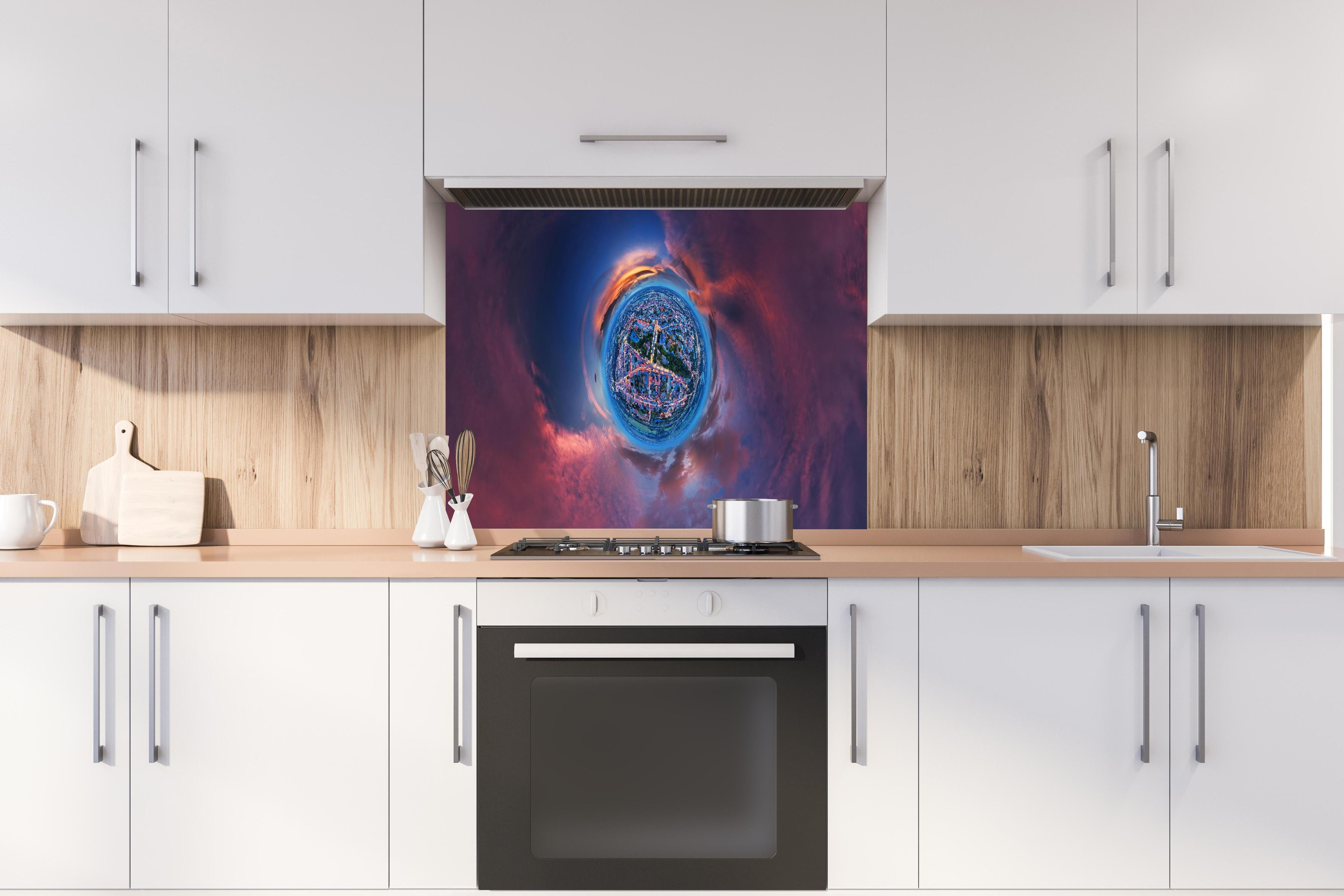 Spritzschutz - Kleine Stadt auf einem kleinen Planeten hinter einem Cerankochfeld zwischen Holz-Kochutensilien