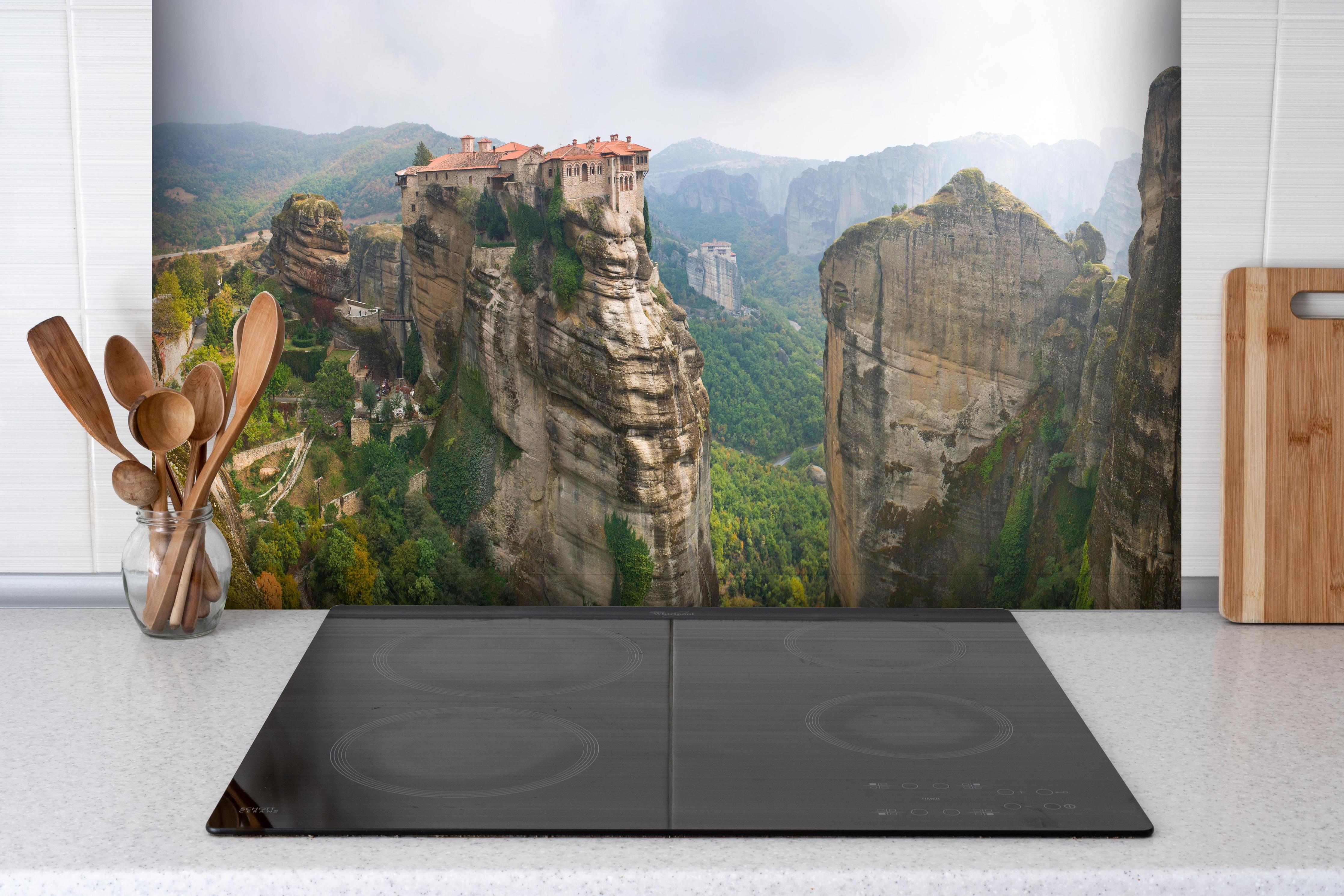 Spritzschutz - Kloster von Varlaam in Kalambaka hinter einem Cerankochfeld zwischen Holz-Kochutensilien