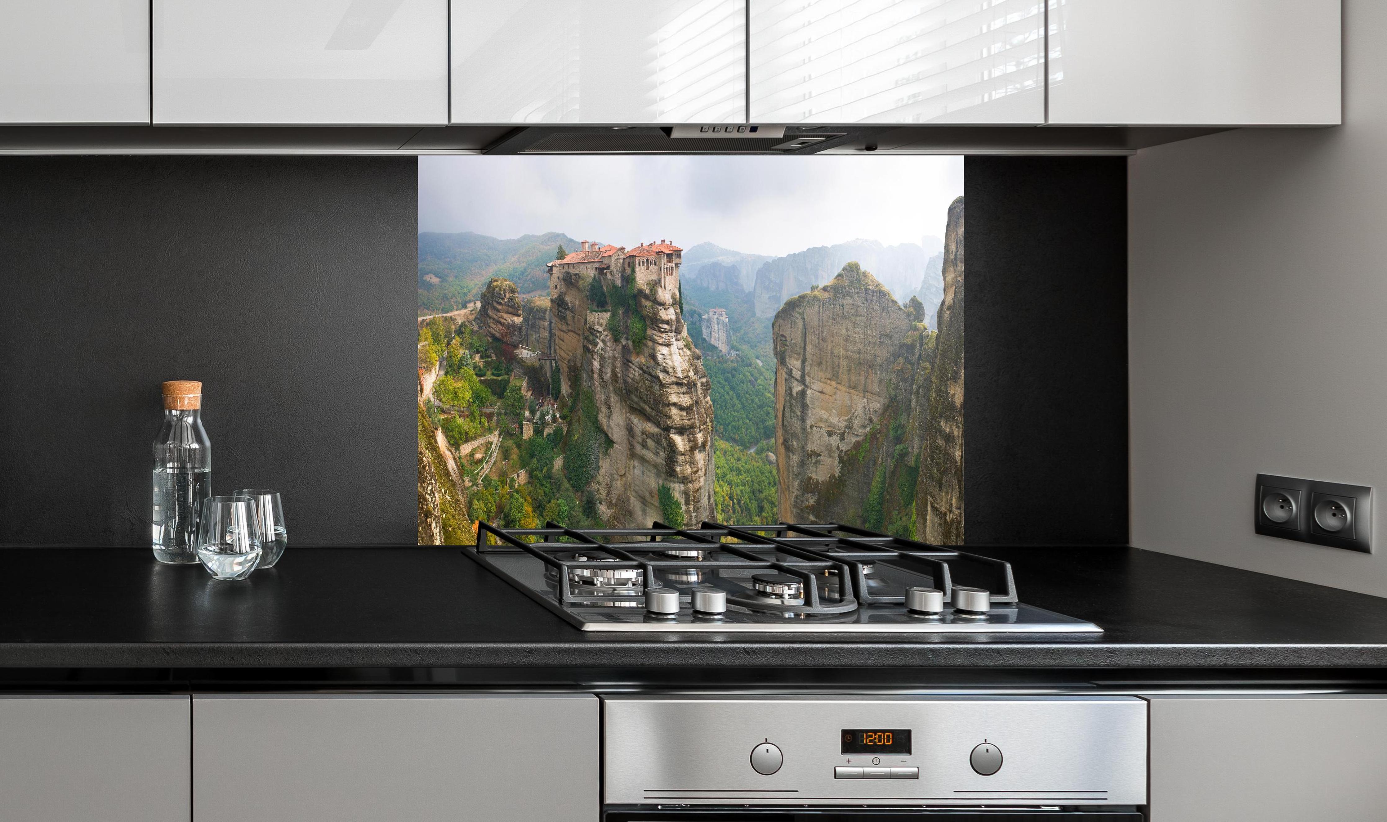 Spritzschutz - Kloster von Varlaam in Kalambaka hinter einem Cerankochfeld zwischen Holz-Kochutensilien