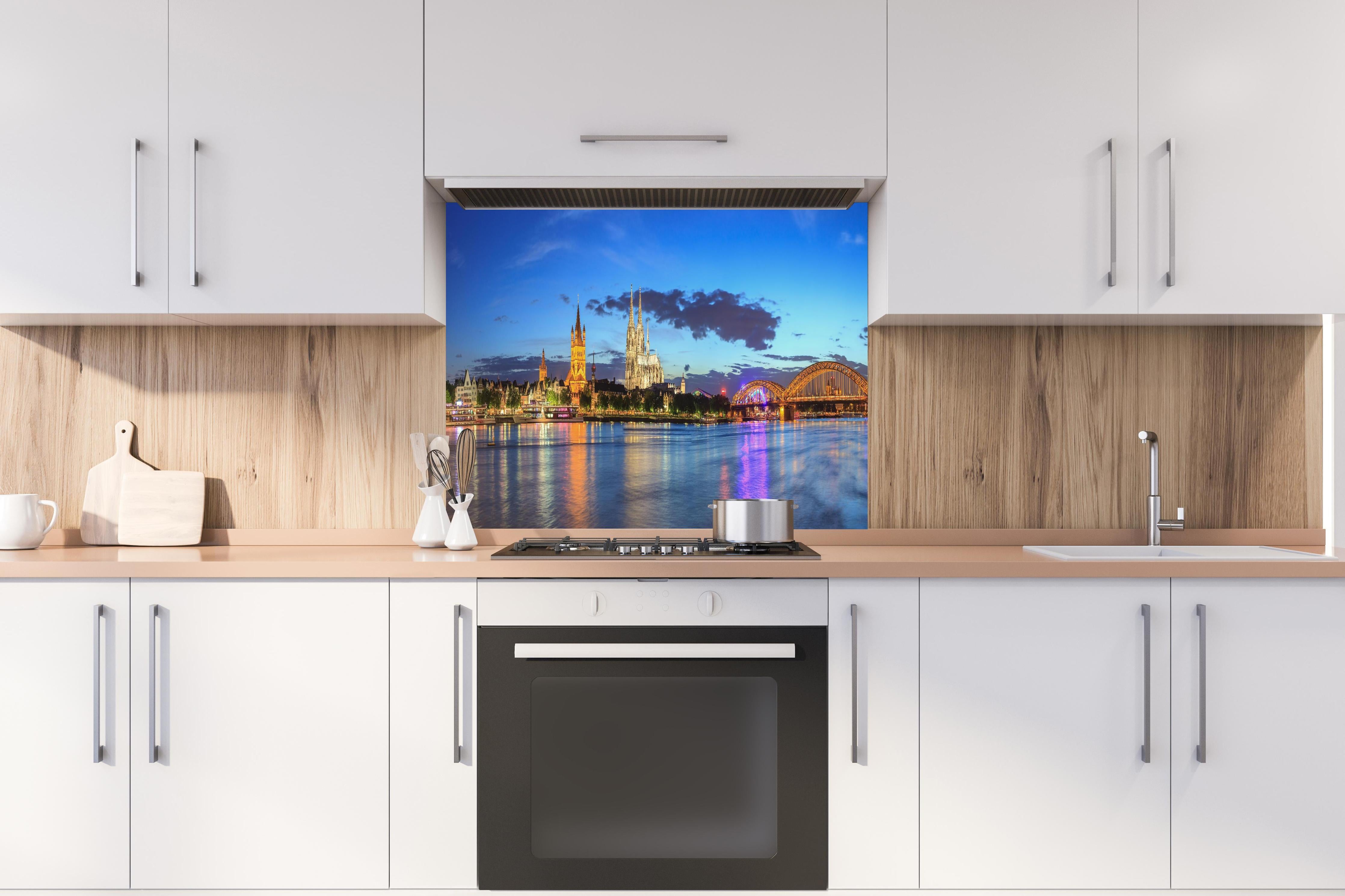 Spritzschutz - Kölner Skyline - Nachts hinter einem Cerankochfeld zwischen Holz-Kochutensilien