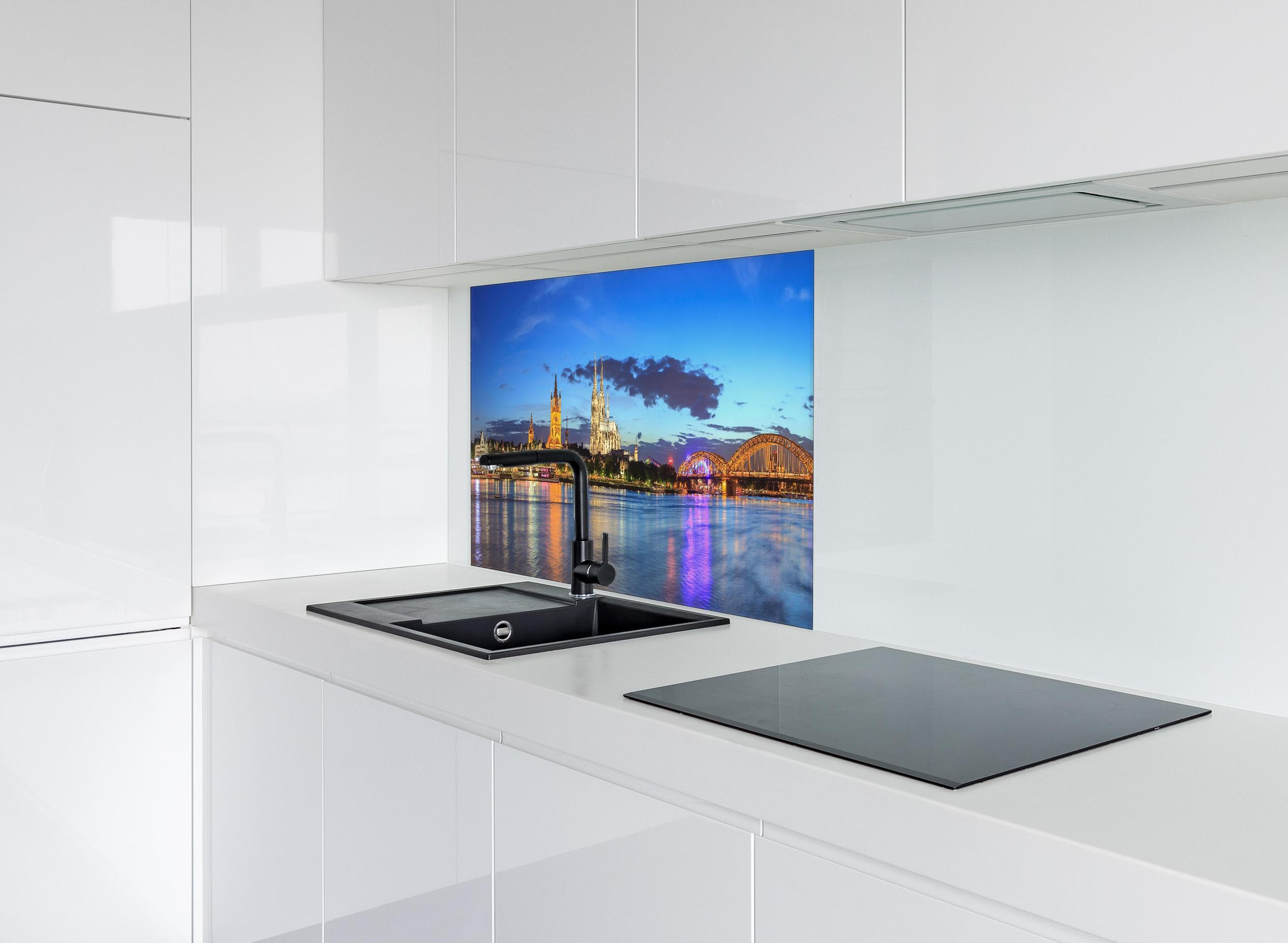 Spritzschutz - Kölner Skyline - Nachts hinter einem Cerankochfeld zwischen Holz-Kochutensilien