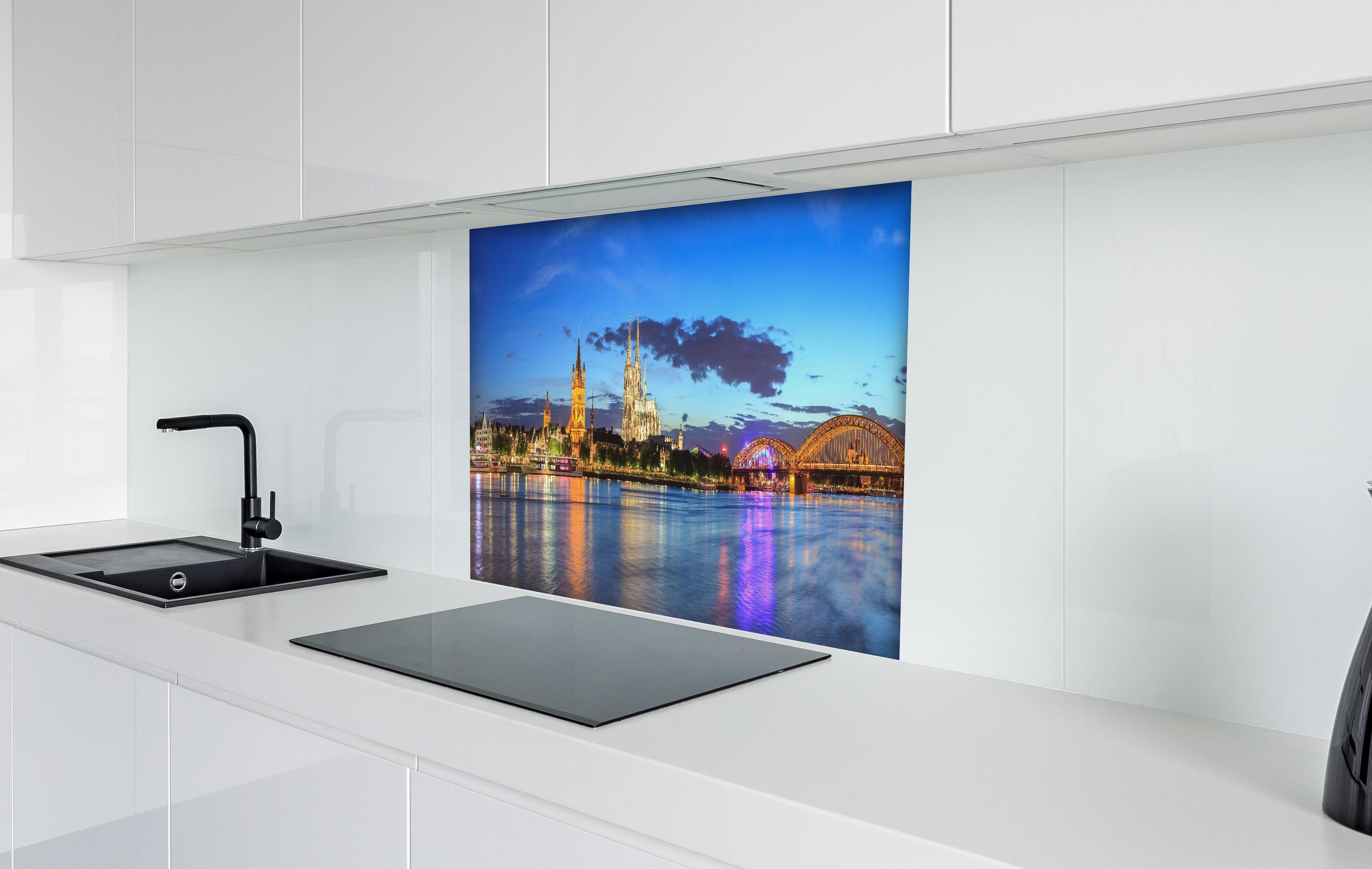 Spritzschutz - Kölner Skyline - Nachts hinter einem Cerankochfeld zwischen Holz-Kochutensilien