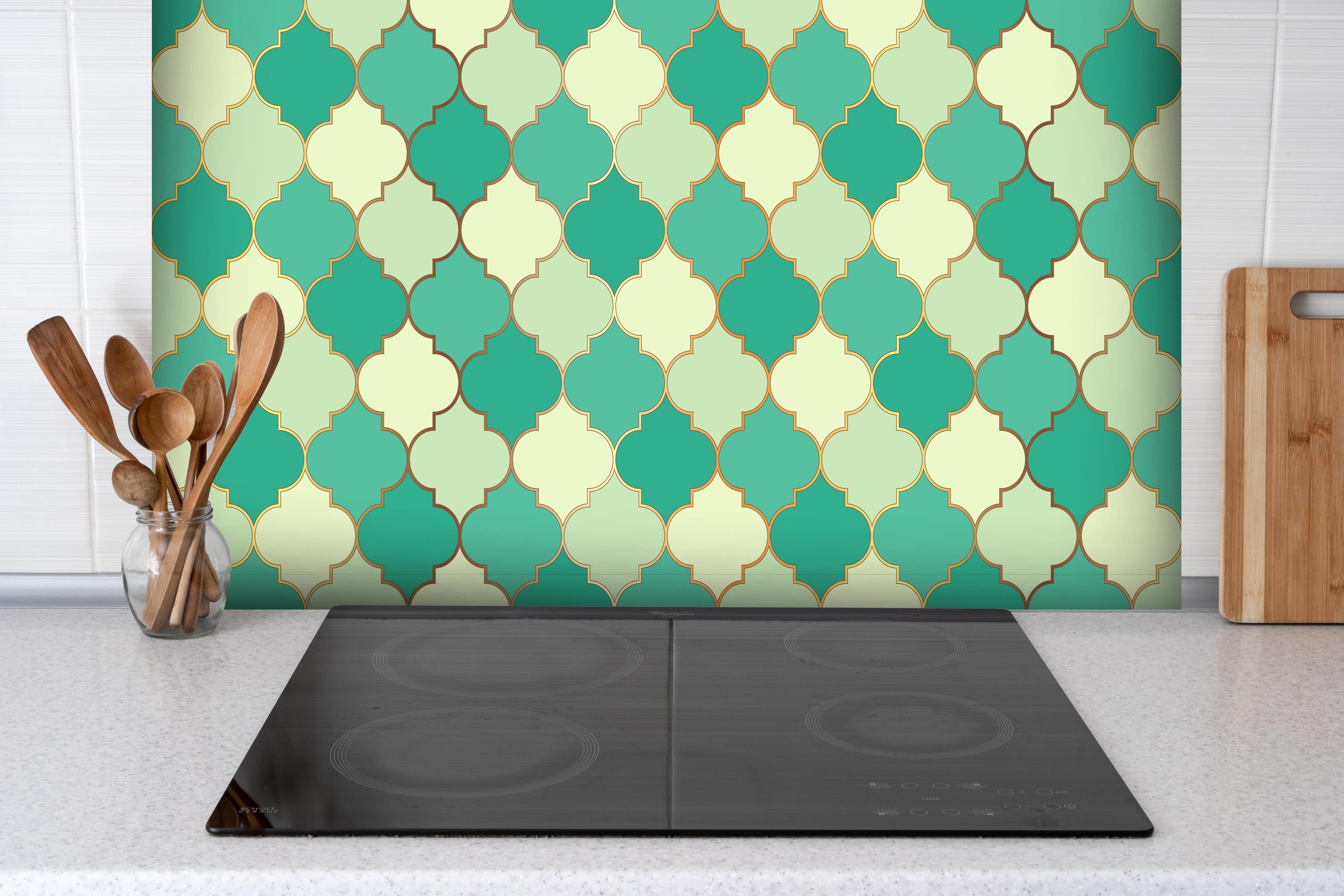 Spritzschutz - Königliche Wandverzierung hinter einem Cerankochfeld zwischen Holz-Kochutensilien