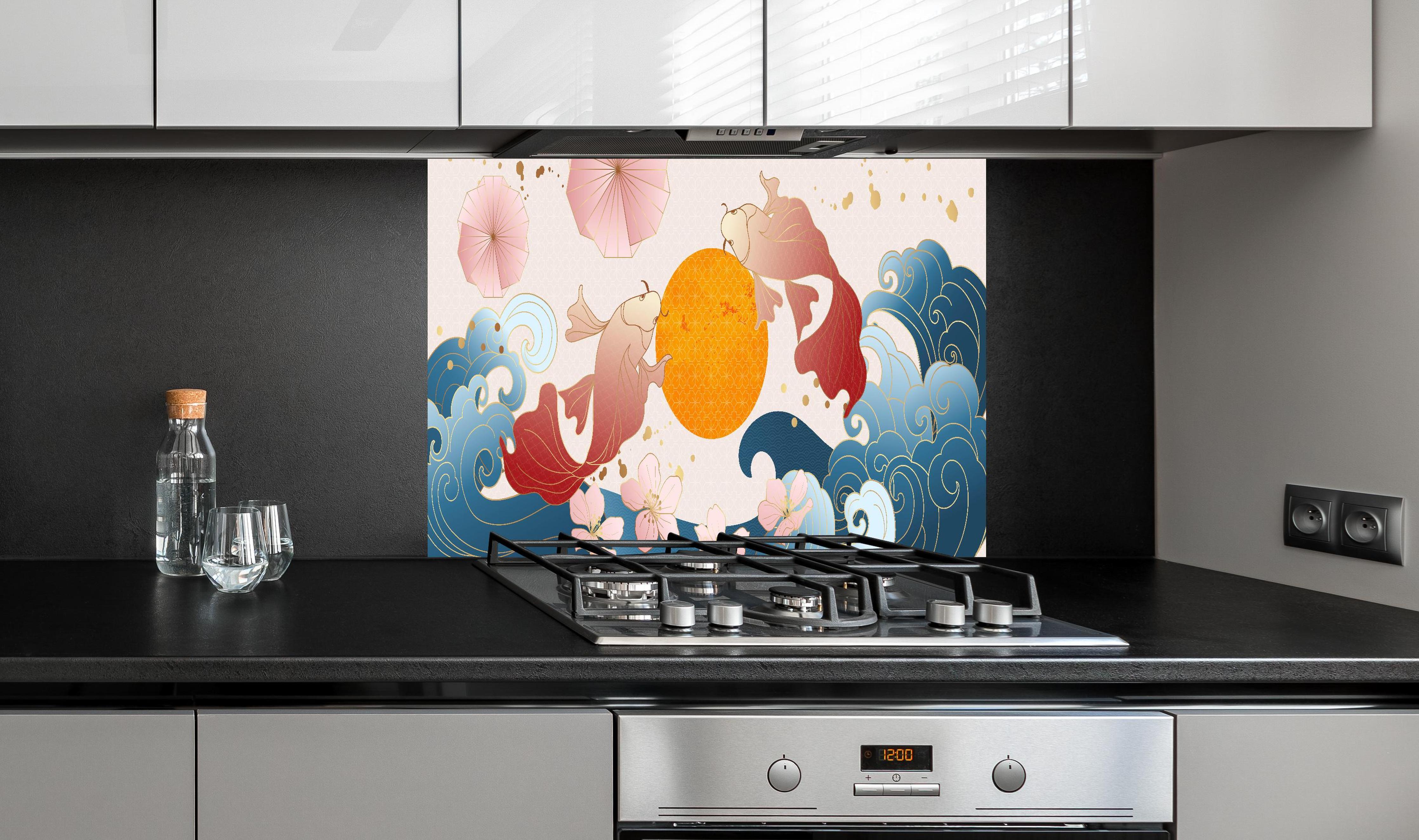 Spritzschutz - Koi Fische Kunstwerk mit Sonne hinter einem Cerankochfeld zwischen Holz-Kochutensilien