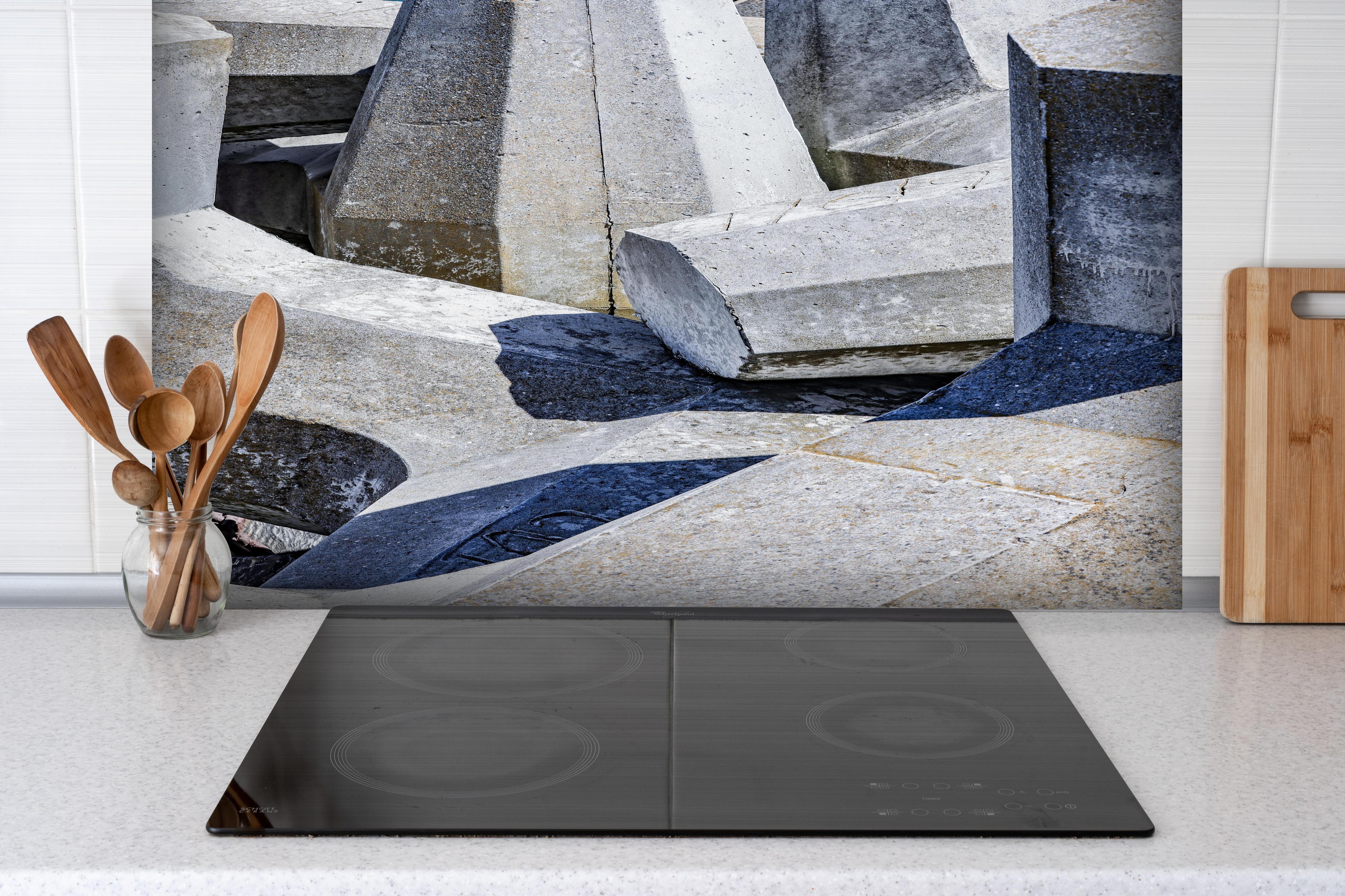 Spritzschutz - Kontrastreiches Grau-Weißes Geometrisches Muster hinter einem Cerankochfeld zwischen Holz-Kochutensilien