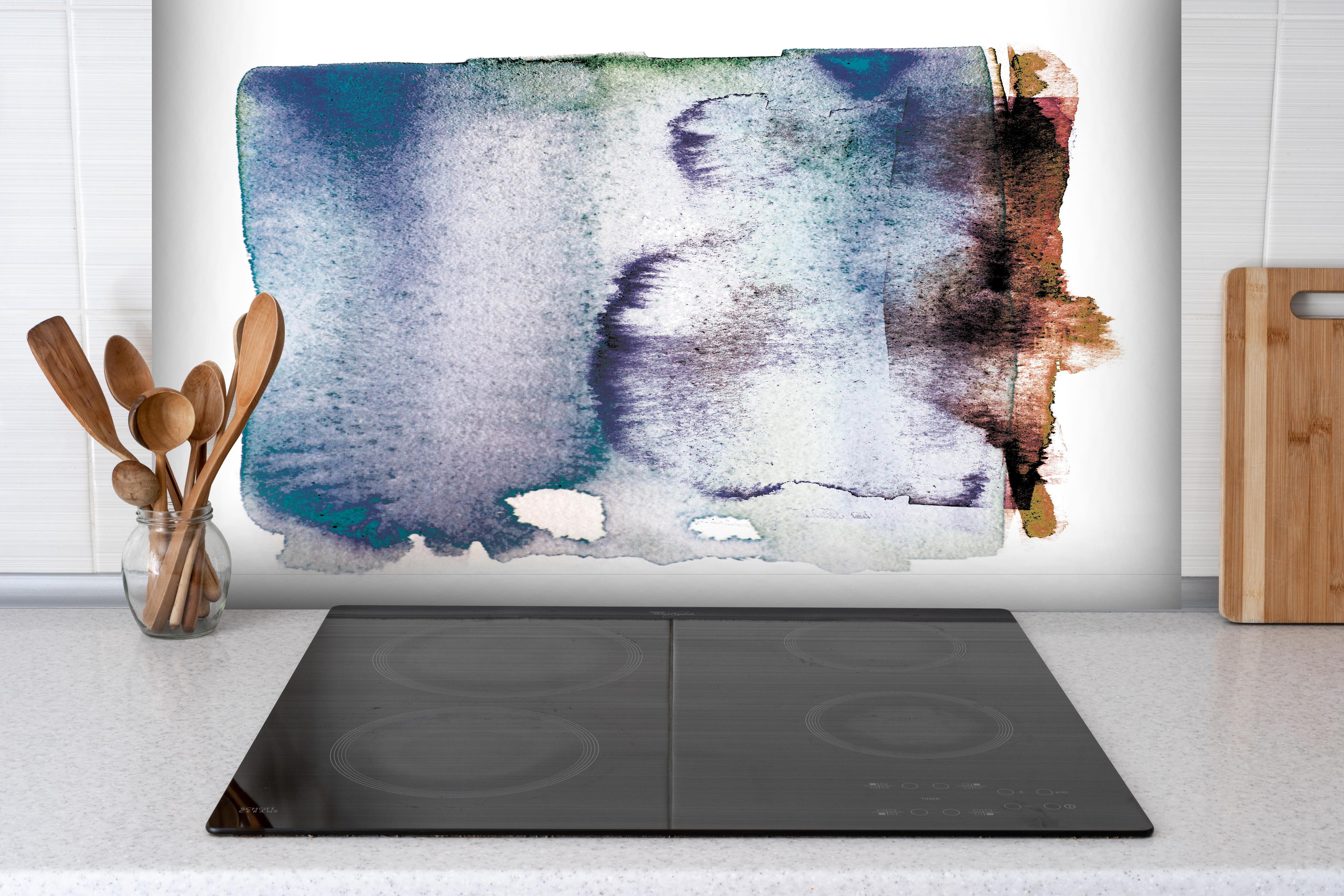 Spritzschutz - Kosmische Blau-Weiße Aquarellmalerei hinter einem Cerankochfeld zwischen Holz-Kochutensilien