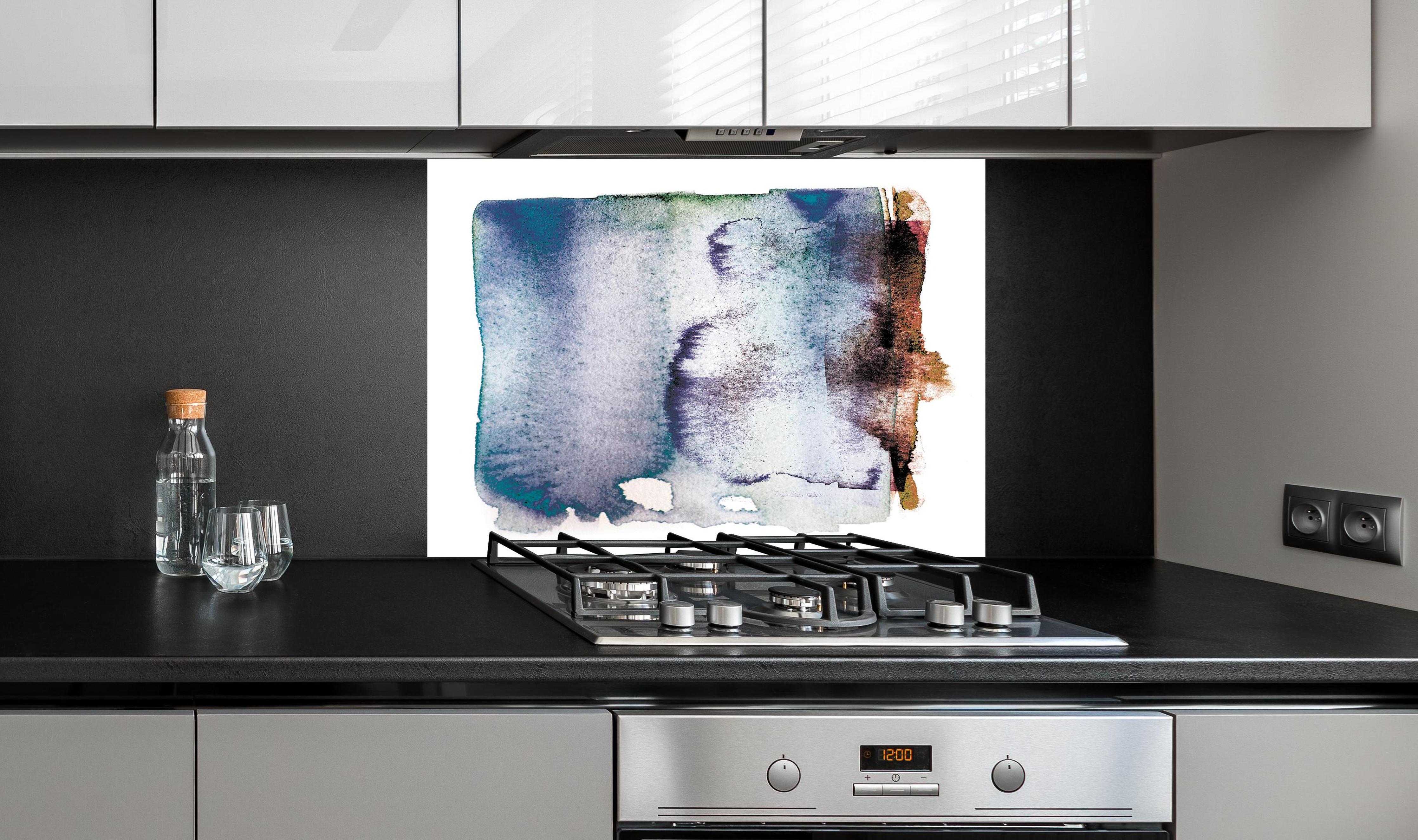 Spritzschutz - Kosmische Blau-Weiße Aquarellmalerei hinter einem Cerankochfeld zwischen Holz-Kochutensilien