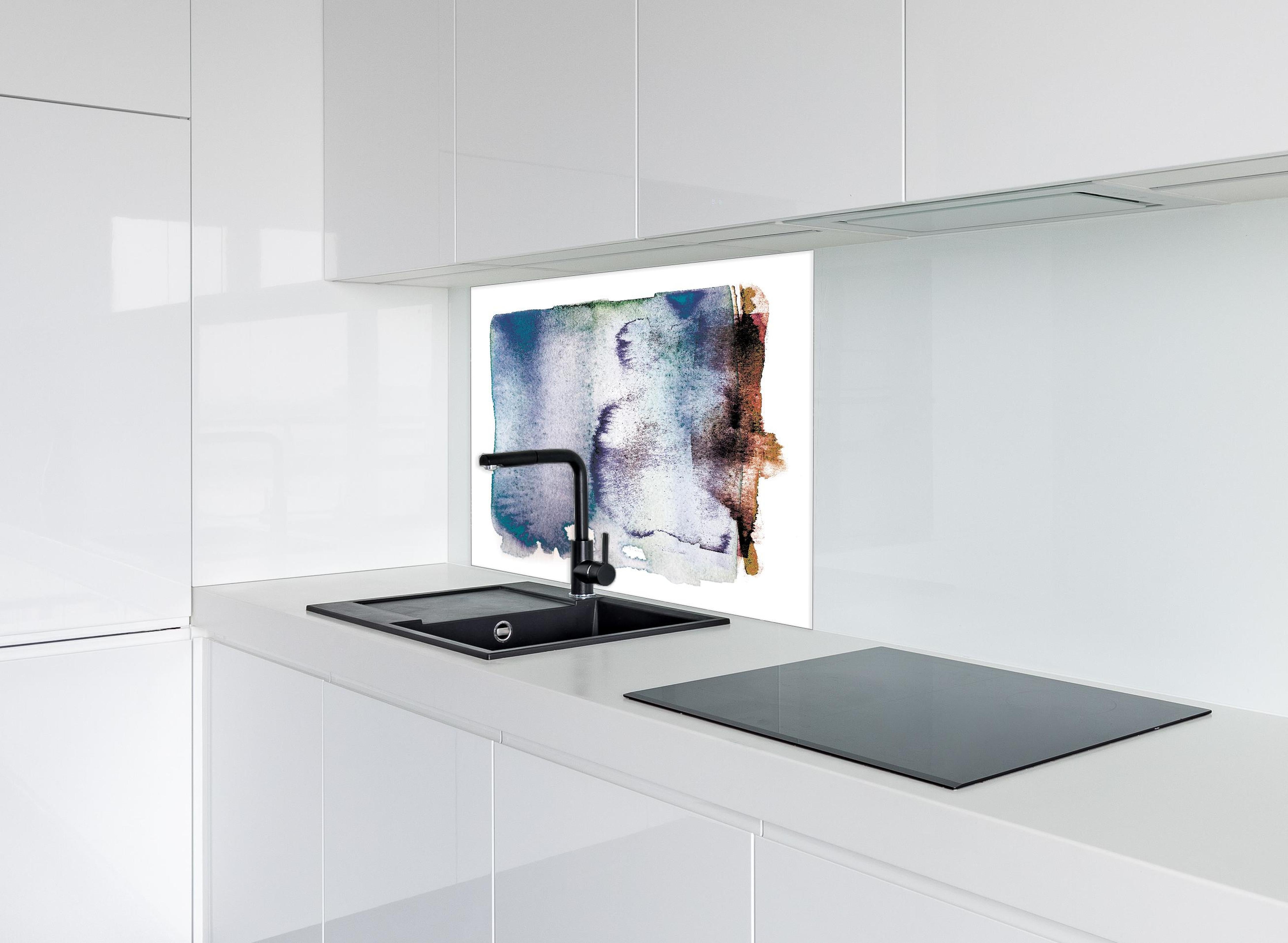 Spritzschutz - Kosmische Blau-Weiße Aquarellmalerei hinter einem Cerankochfeld zwischen Holz-Kochutensilien