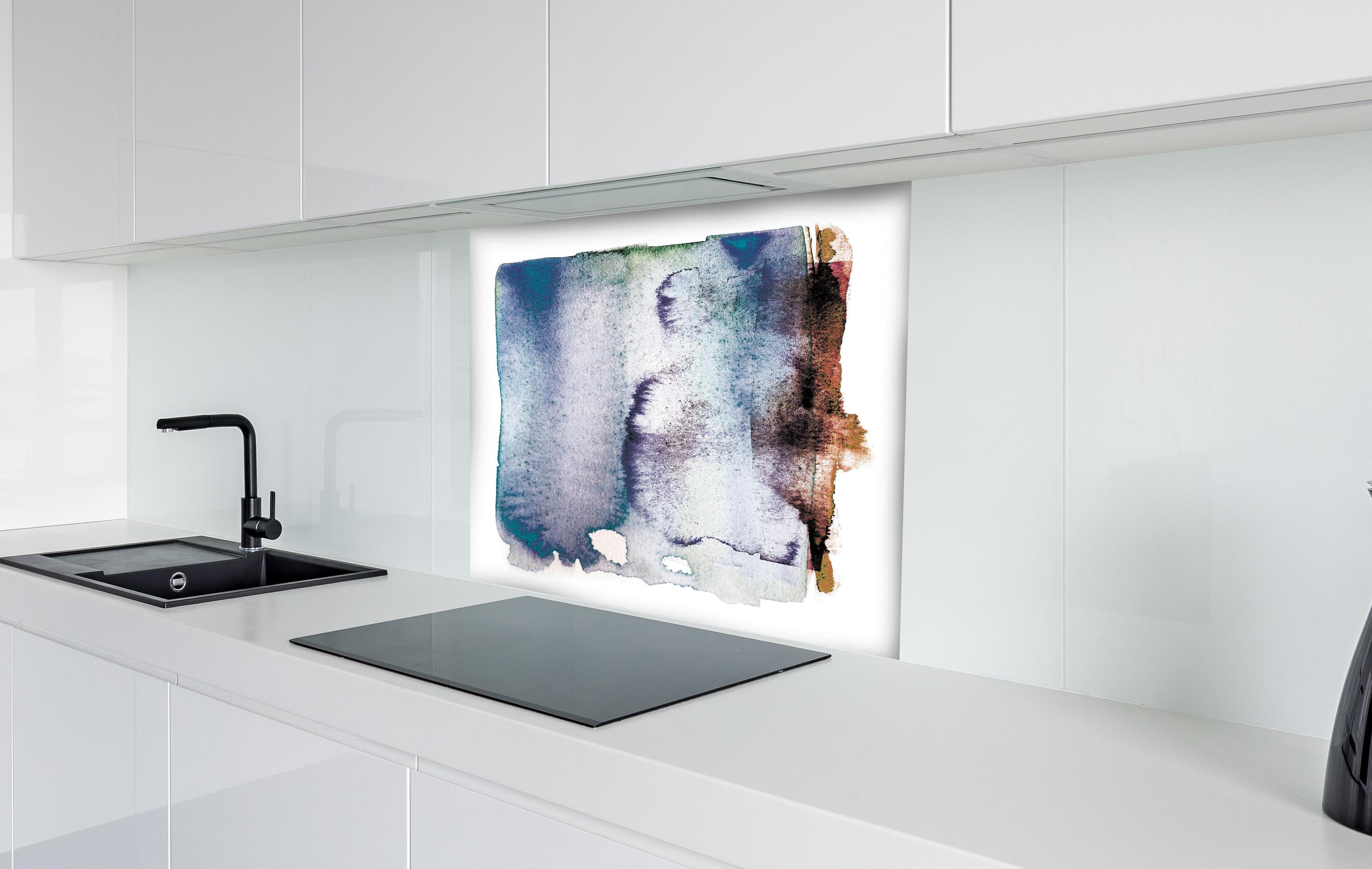 Spritzschutz - Kosmische Blau-Weiße Aquarellmalerei hinter einem Cerankochfeld zwischen Holz-Kochutensilien