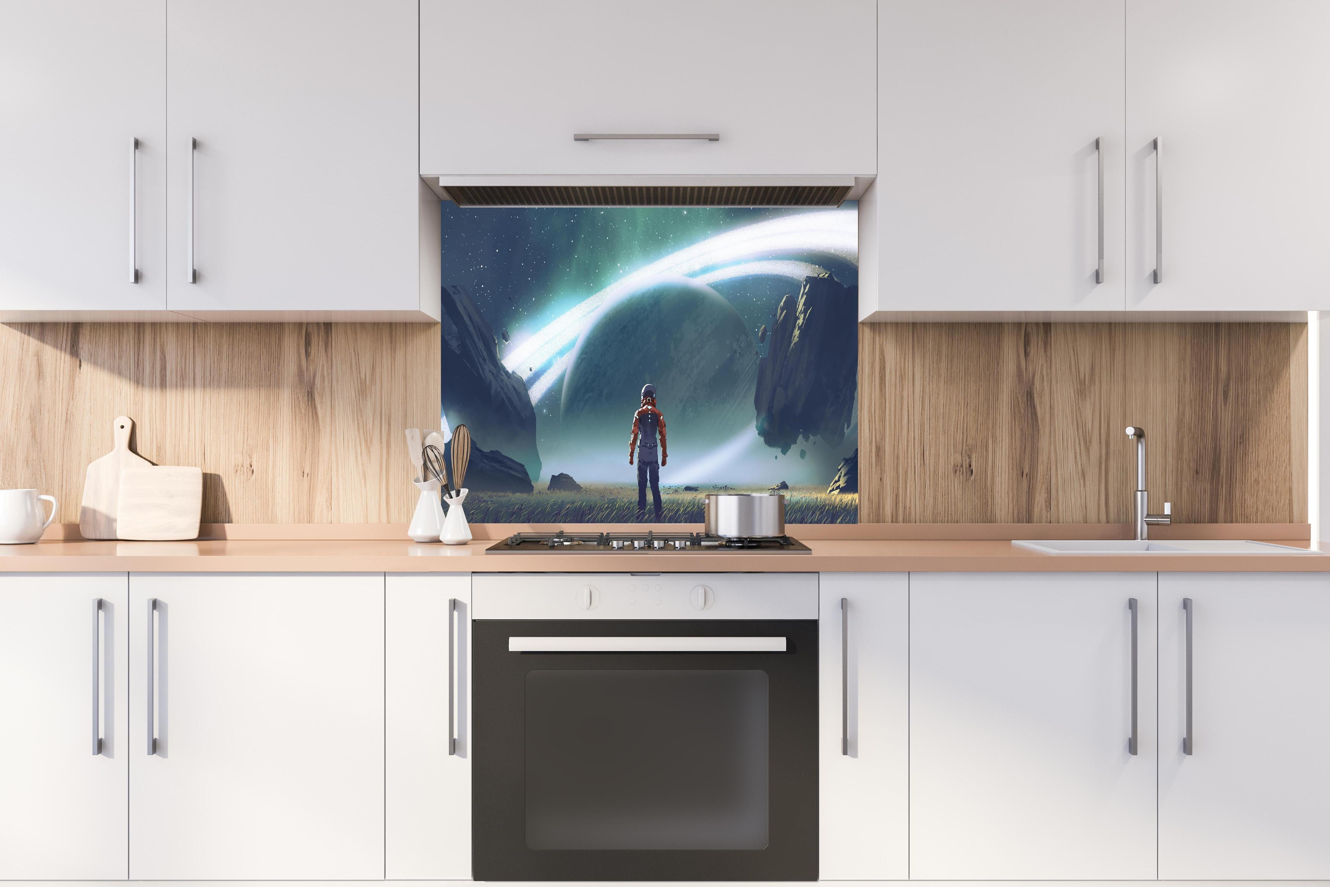 Spritzschutz - Kosmischer Astronaut beim Planetenblick hinter einem Cerankochfeld zwischen Holz-Kochutensilien