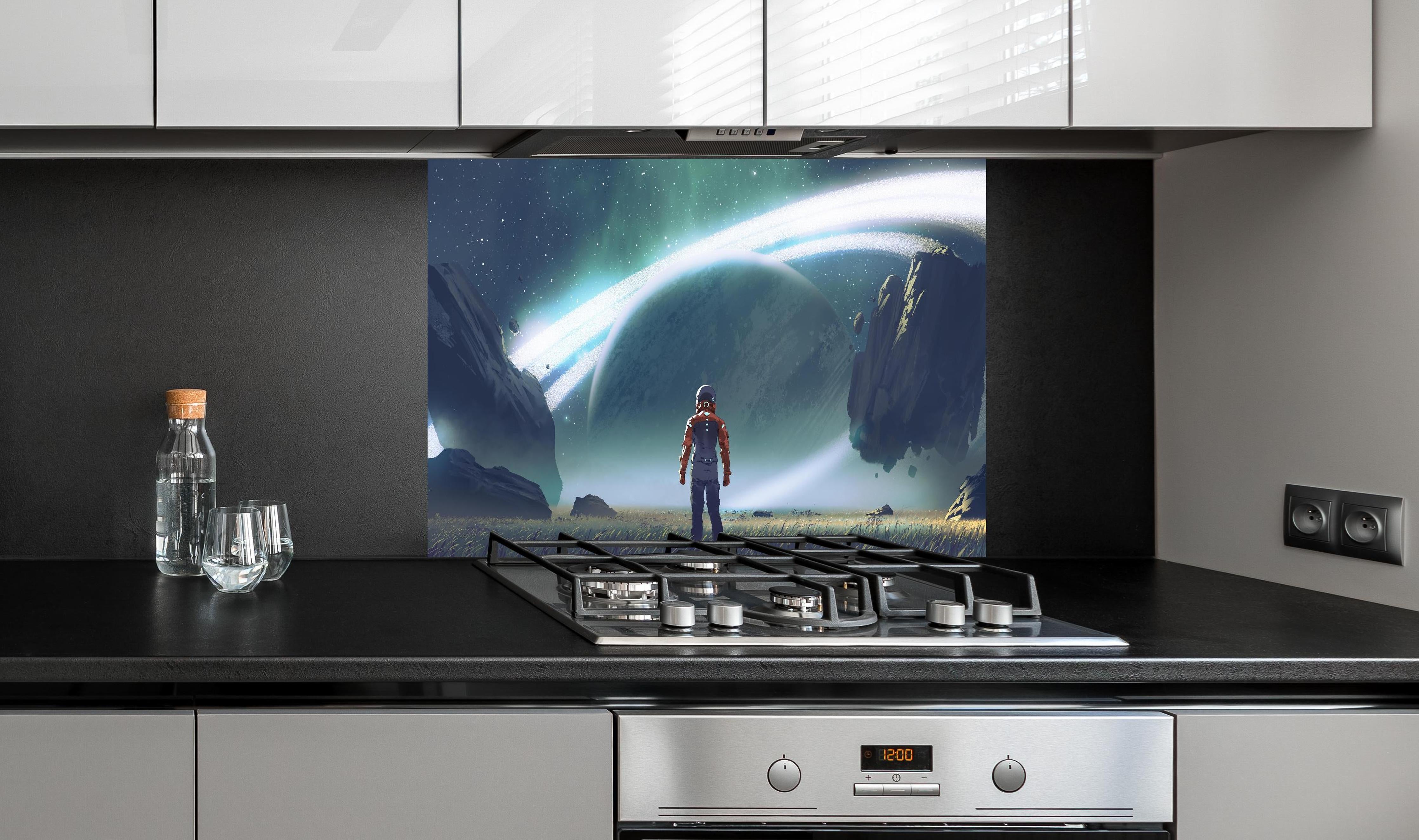 Spritzschutz - Kosmischer Astronaut beim Planetenblick hinter einem Cerankochfeld zwischen Holz-Kochutensilien