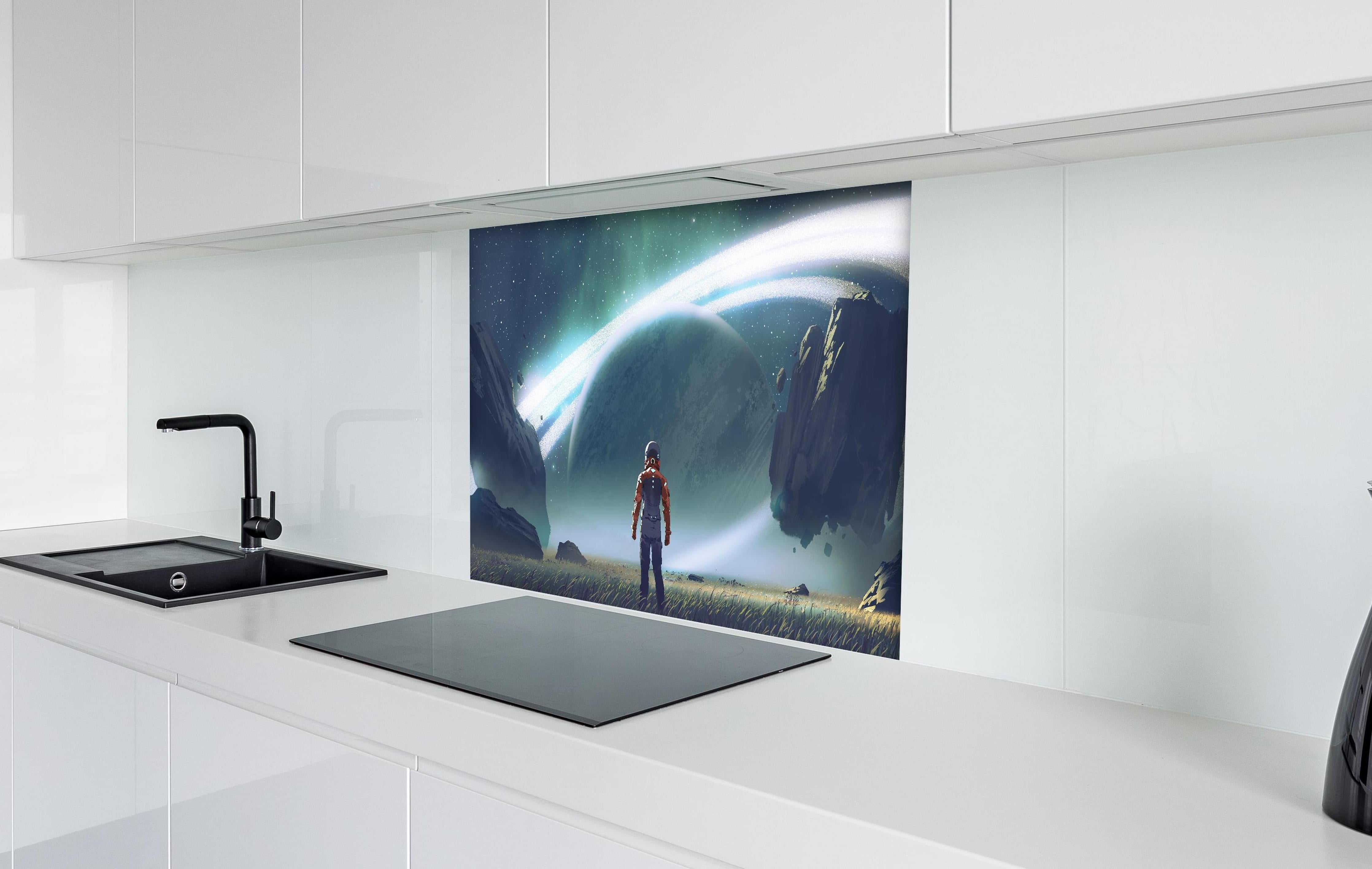 Spritzschutz - Kosmischer Astronaut beim Planetenblick hinter einem Cerankochfeld zwischen Holz-Kochutensilien