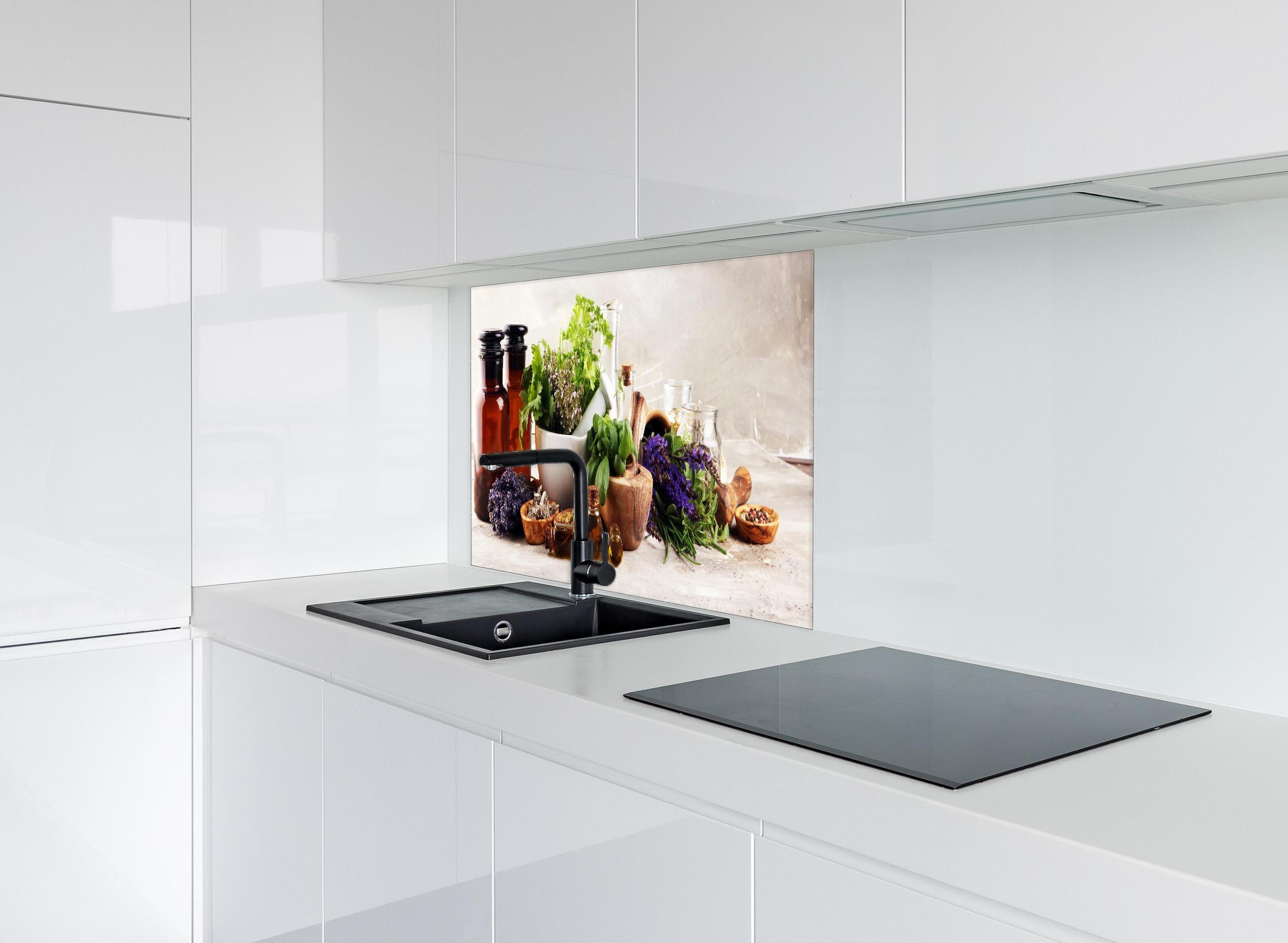 Spritzschutz - Kräuter- & Aromatherapie hinter einem Cerankochfeld zwischen Holz-Kochutensilien