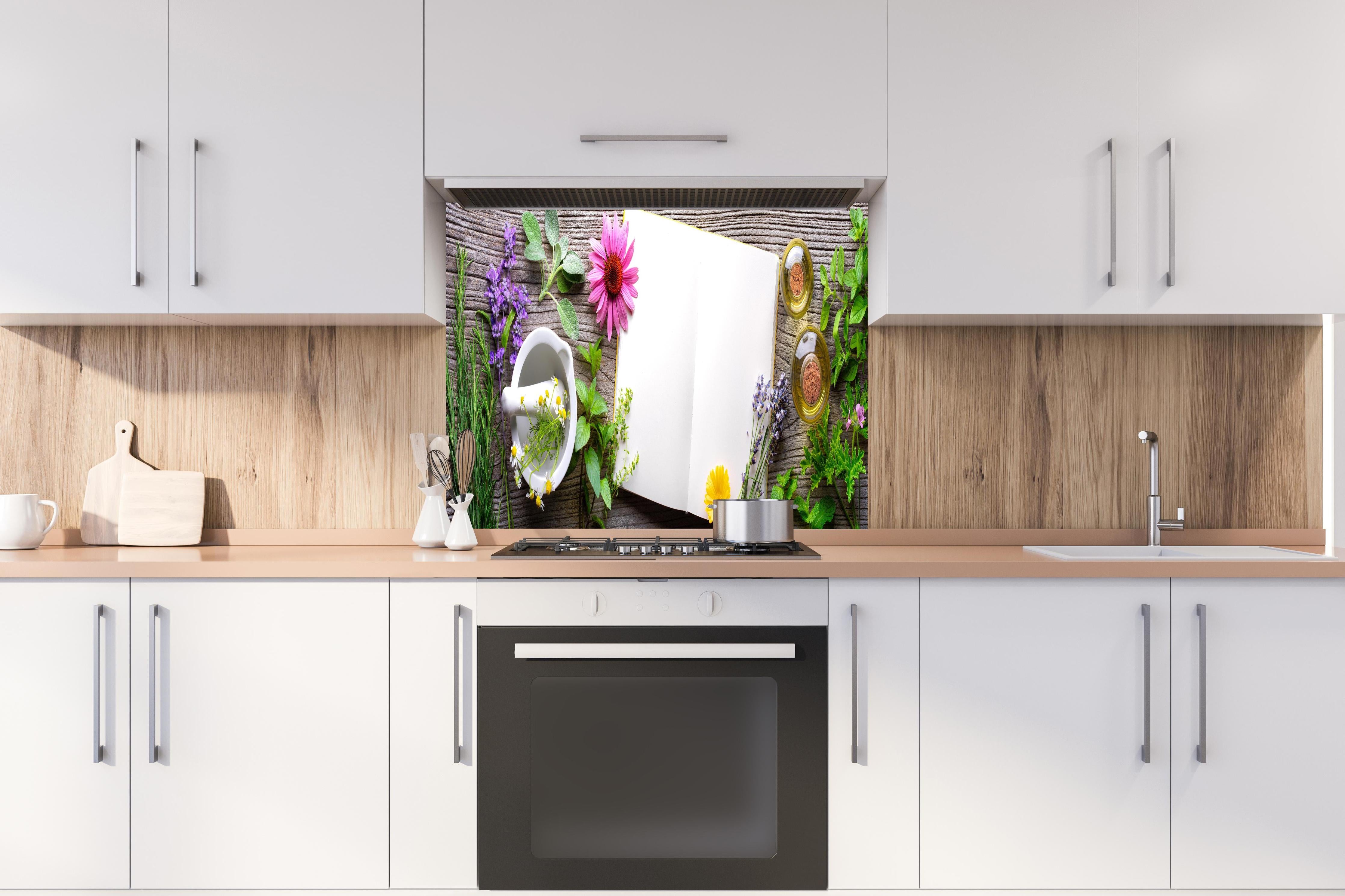 Spritzschutz - Kräuter & Blumen hinter einem Cerankochfeld zwischen Holz-Kochutensilien