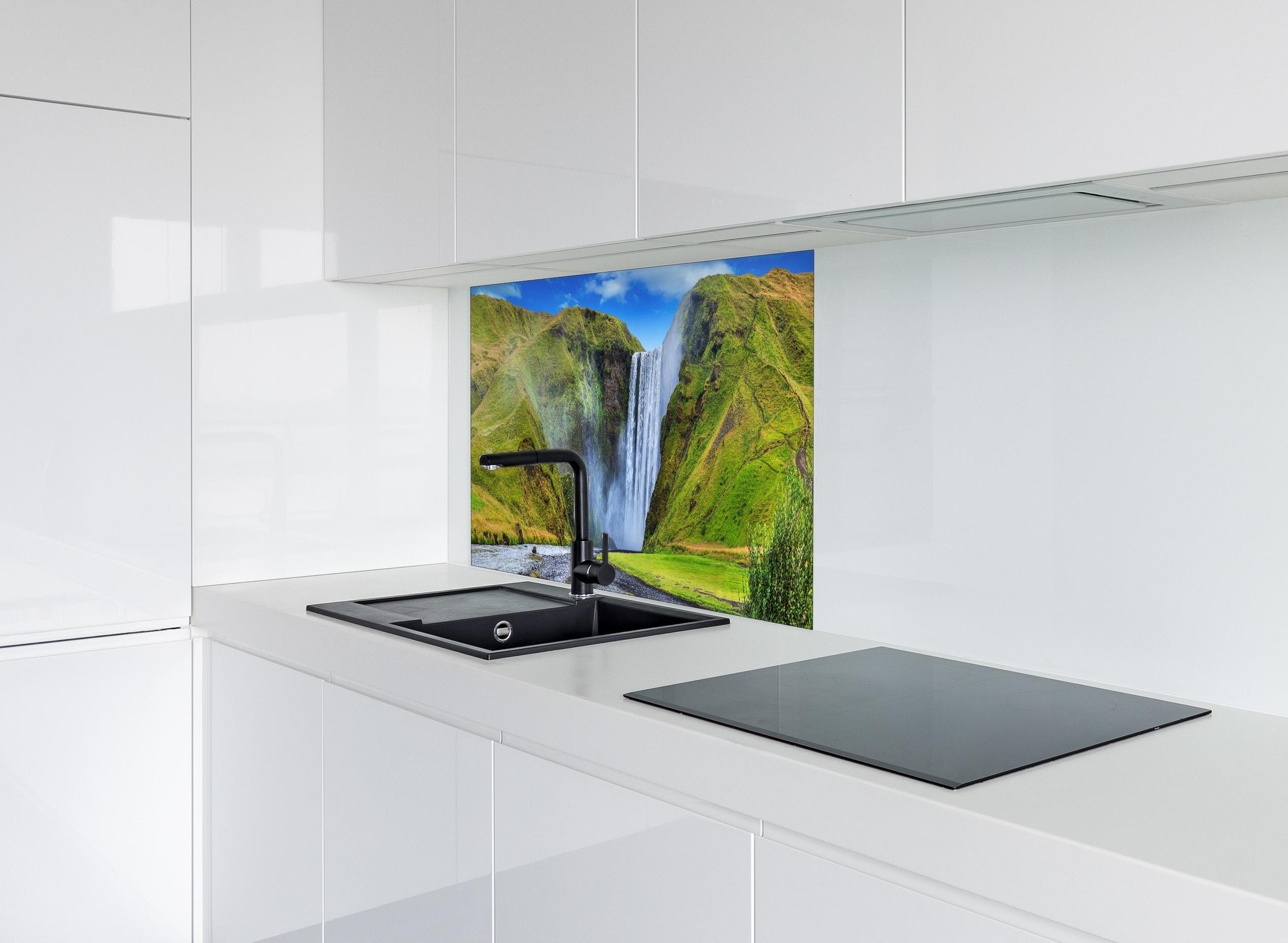 Spritzschutz - Kraftvoller Wasserfall hinter einem Cerankochfeld zwischen Holz-Kochutensilien