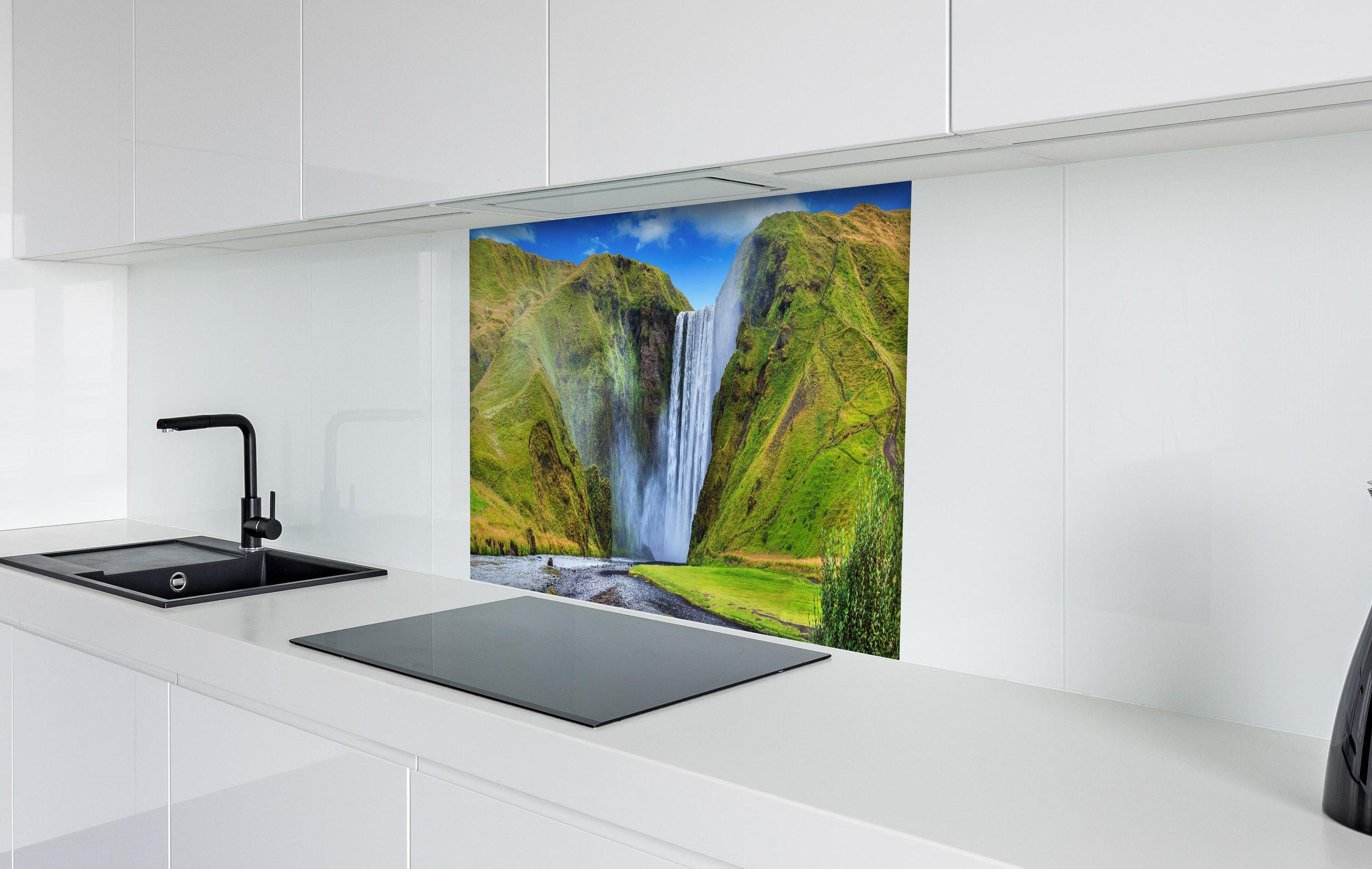 Spritzschutz - Kraftvoller Wasserfall hinter einem Cerankochfeld zwischen Holz-Kochutensilien