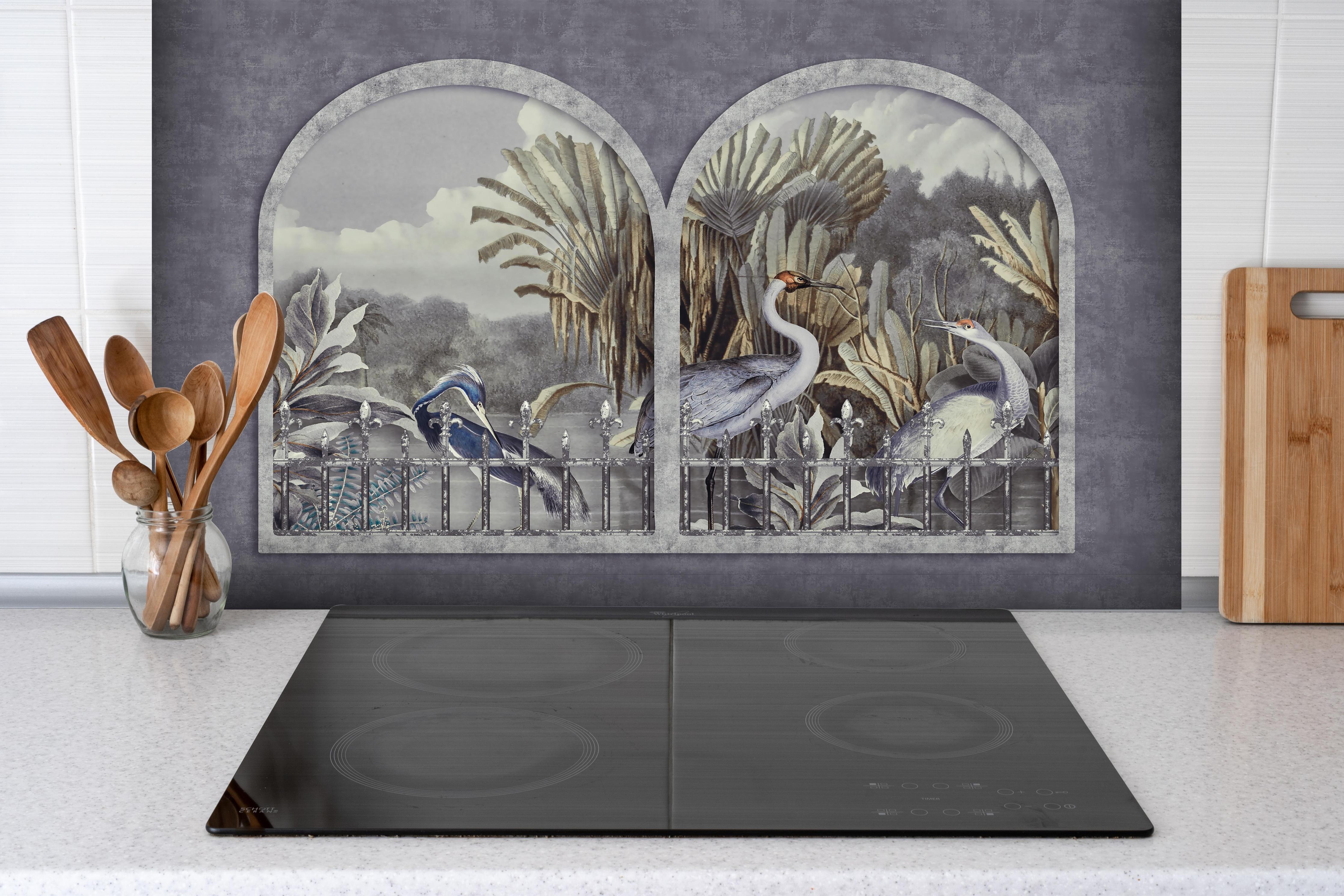 Spritzschutz - Kranich Gemälde - Tropisch hinter einem Cerankochfeld zwischen Holz-Kochutensilien