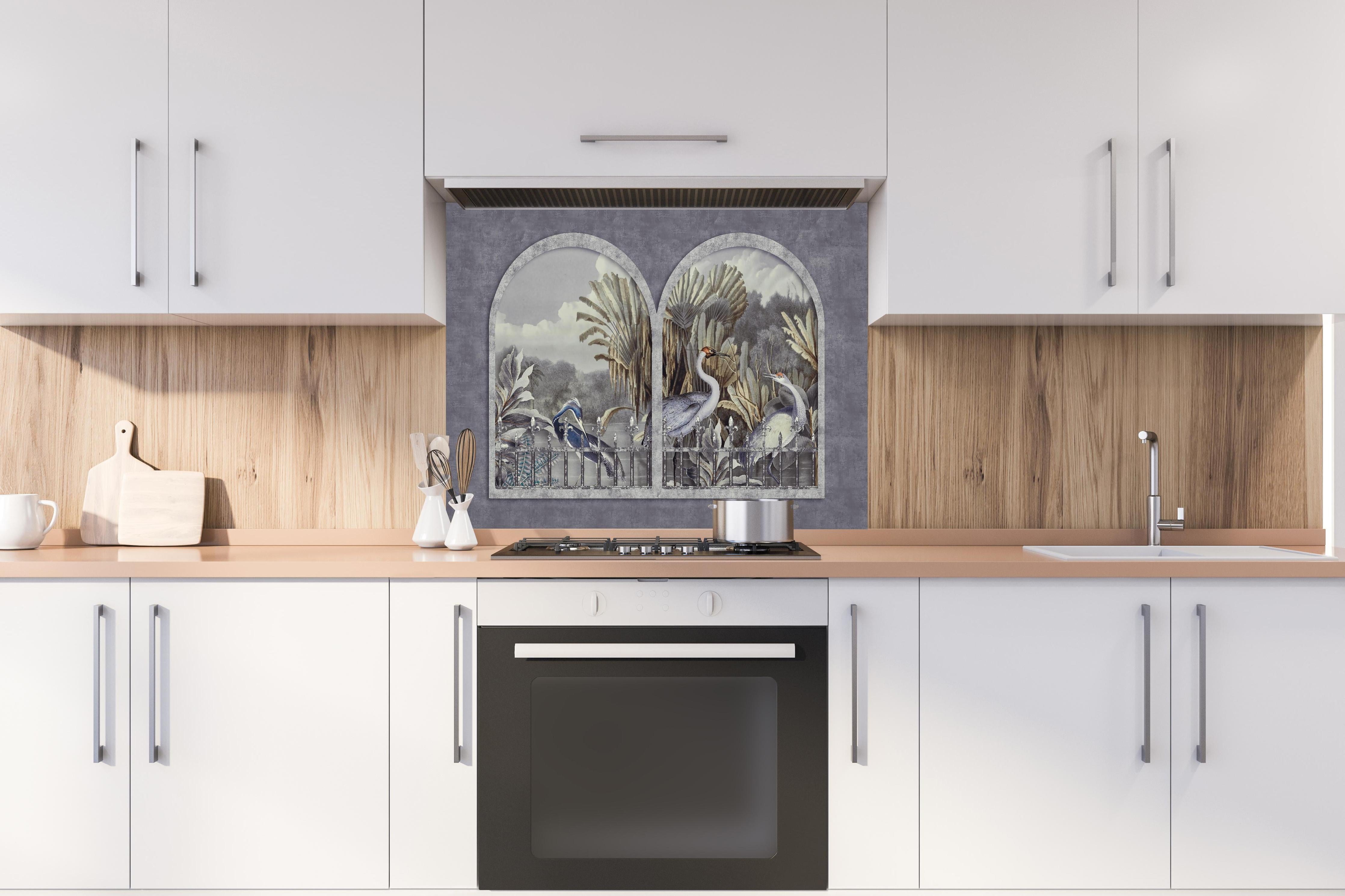 Spritzschutz - Kranich Gemälde - Tropisch hinter einem Cerankochfeld zwischen Holz-Kochutensilien