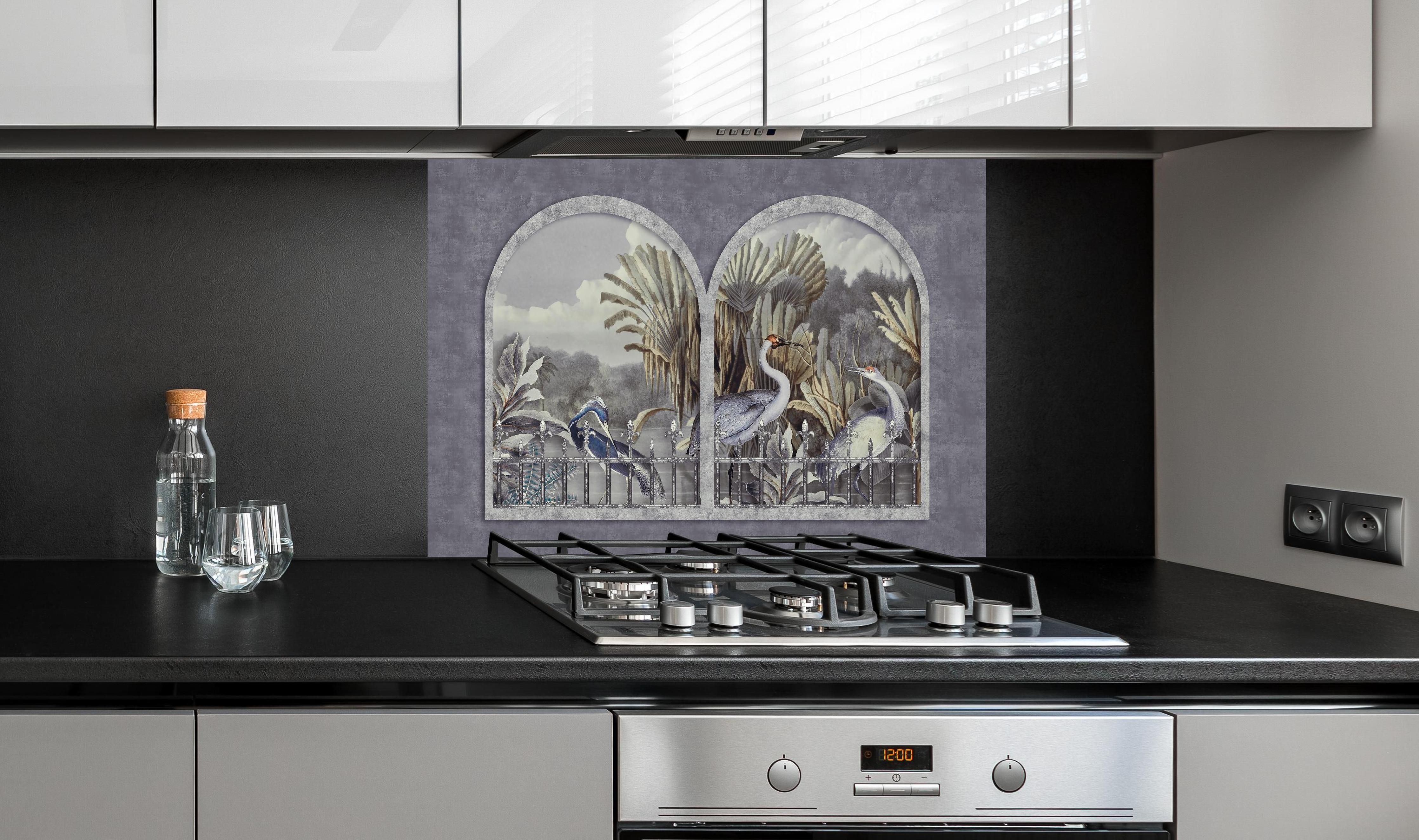 Spritzschutz - Kranich Gemälde - Tropisch hinter einem Cerankochfeld zwischen Holz-Kochutensilien