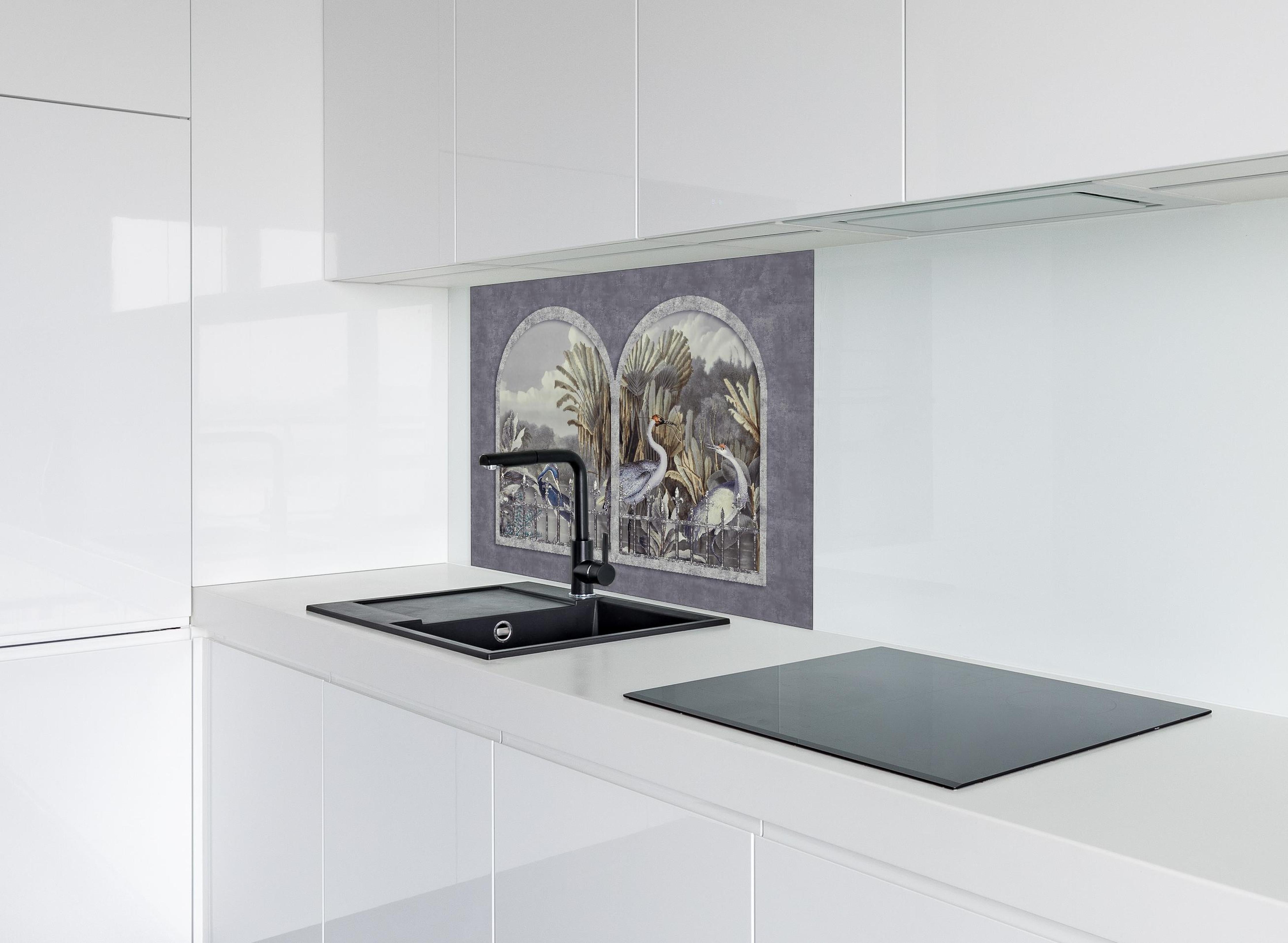 Spritzschutz - Kranich Gemälde - Tropisch hinter einem Cerankochfeld zwischen Holz-Kochutensilien