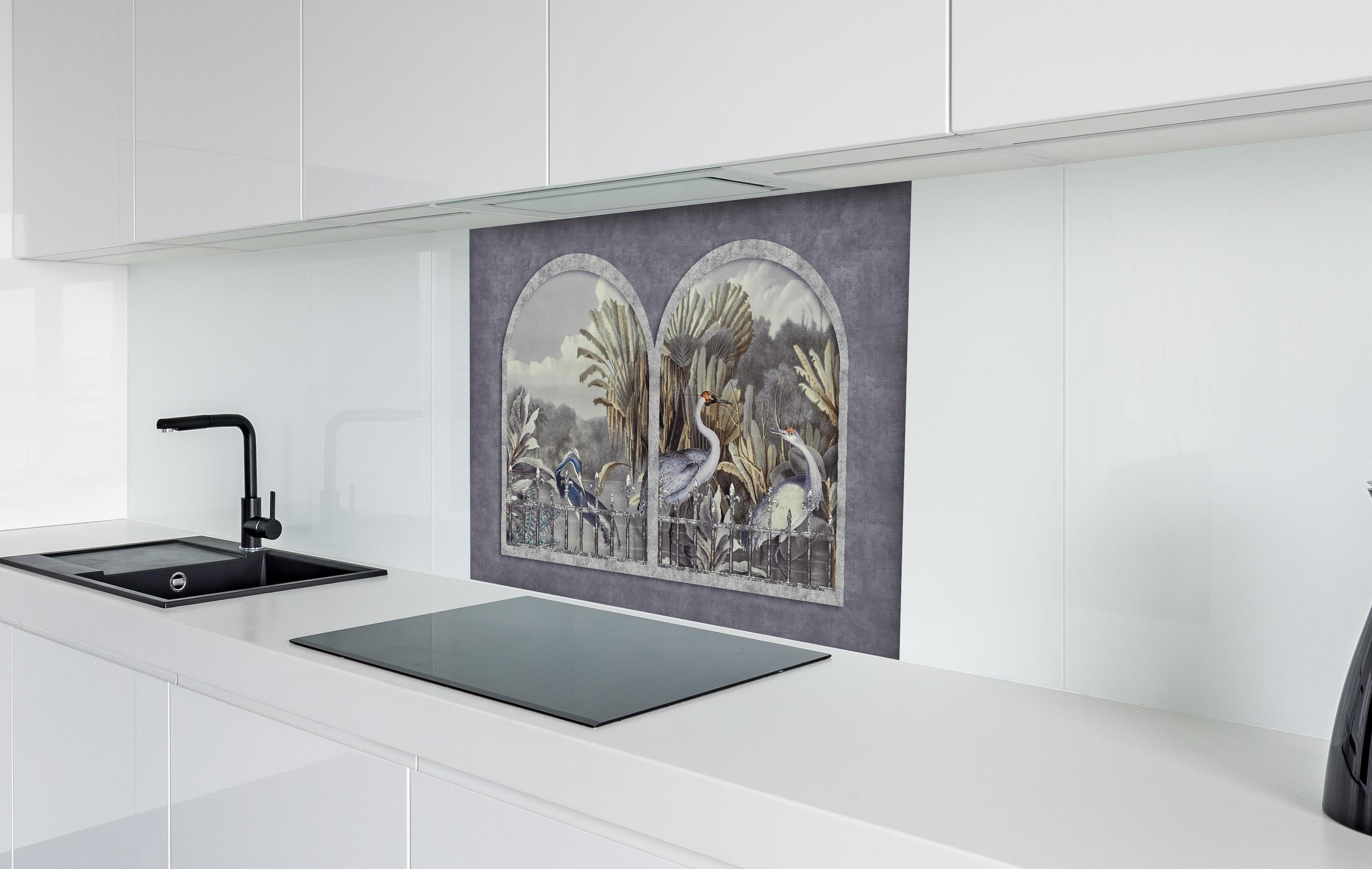 Spritzschutz - Kranich Gemälde - Tropisch hinter einem Cerankochfeld zwischen Holz-Kochutensilien