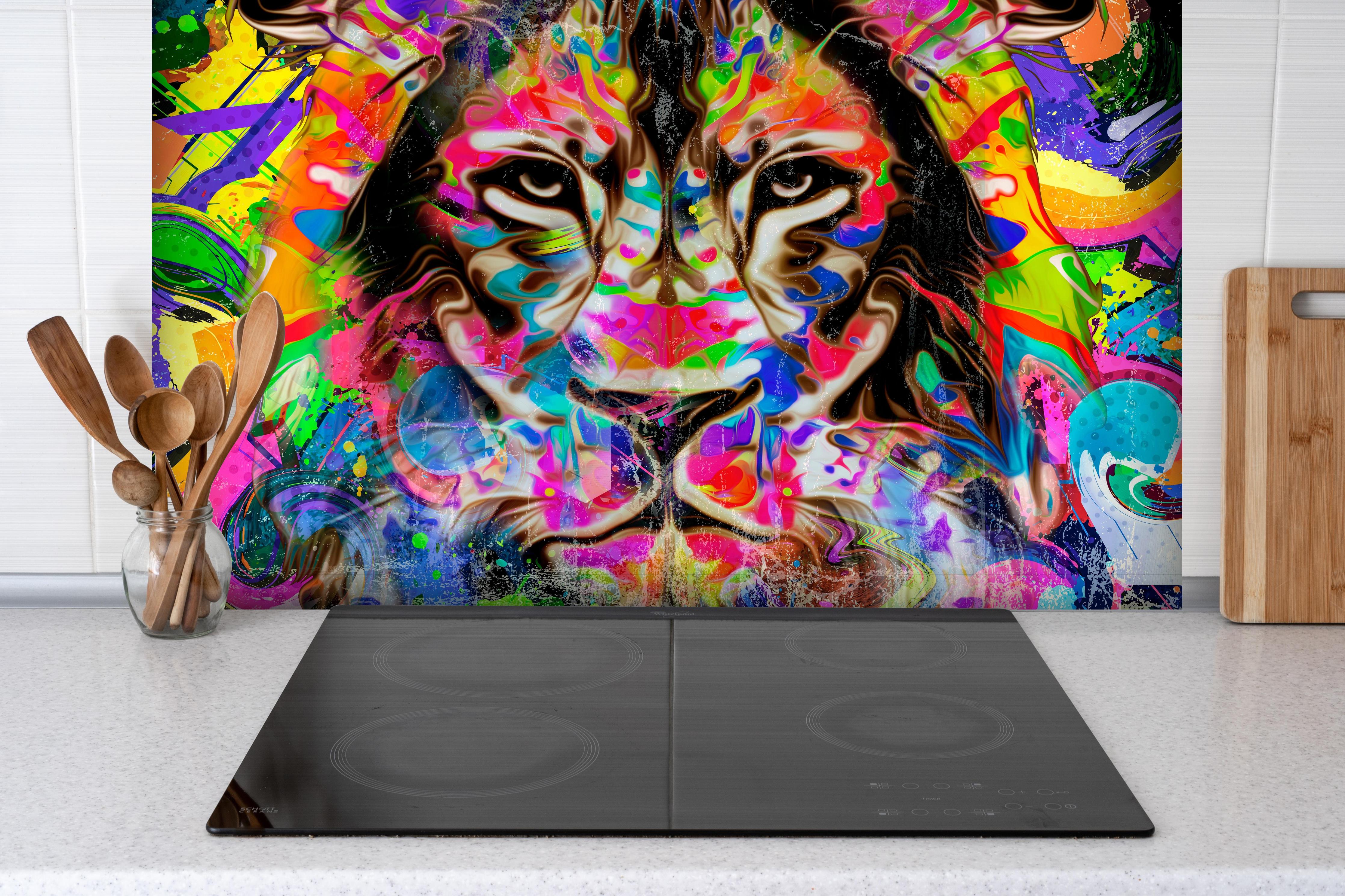 Spritzschutz - Kreative Darstellung eines Löwen hinter einem Cerankochfeld zwischen Holz-Kochutensilien