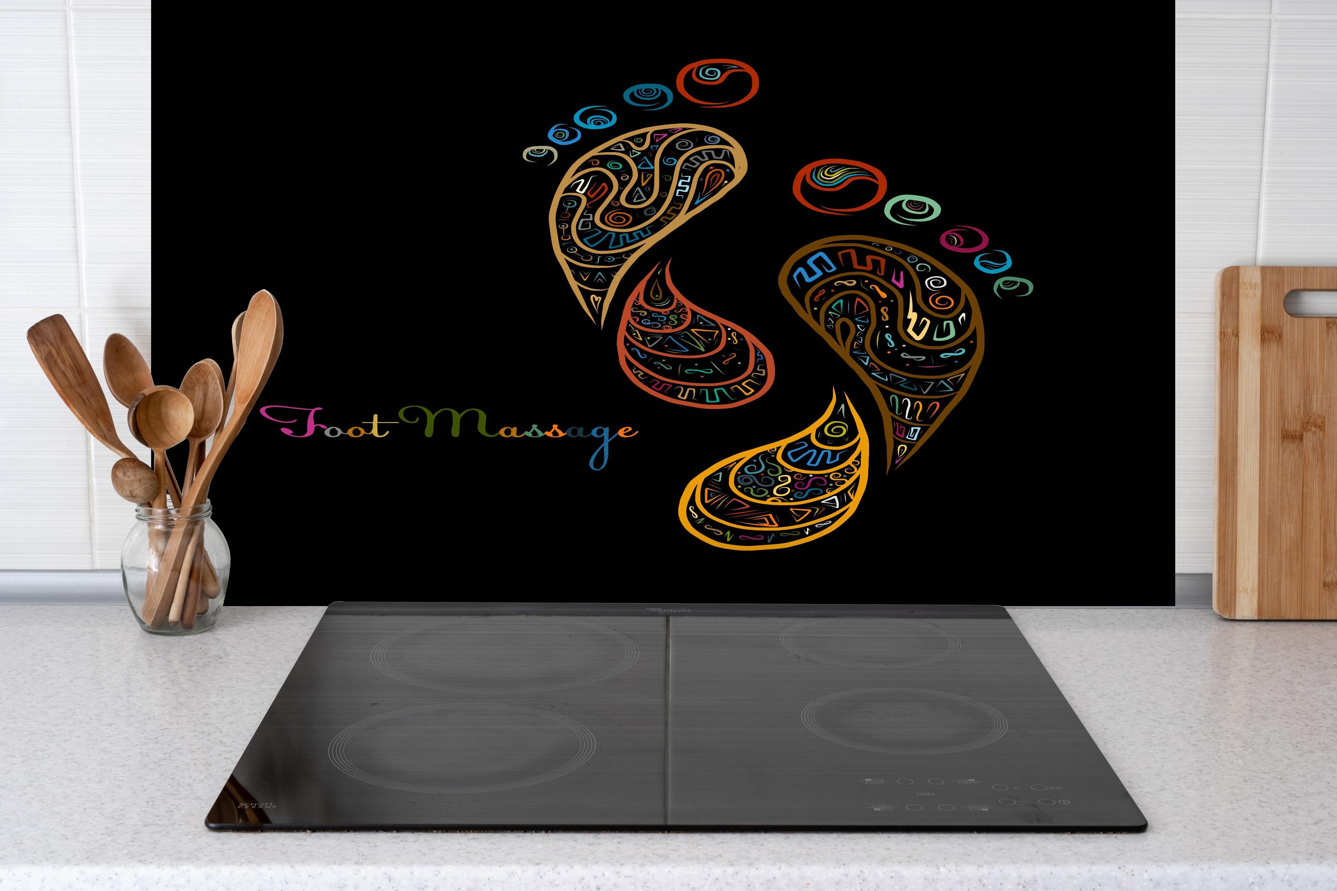 Spritzschutz - Kreative Fußreflexzonen Kunst Illustration hinter einem Cerankochfeld zwischen Holz-Kochutensilien