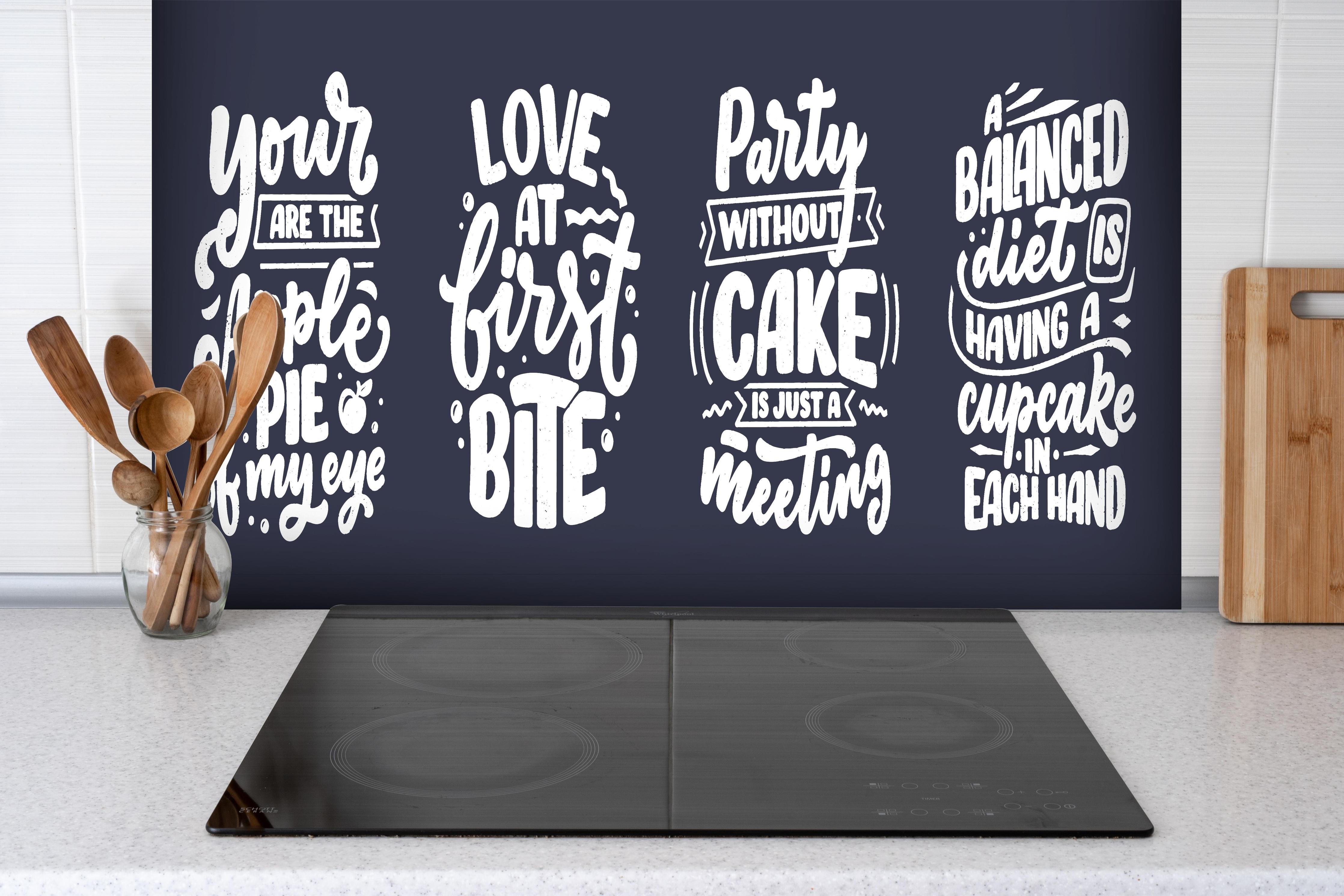 Spritzschutz - Kreative Handlettering Spruchsammlung Kunst hinter einem Cerankochfeld zwischen Holz-Kochutensilien