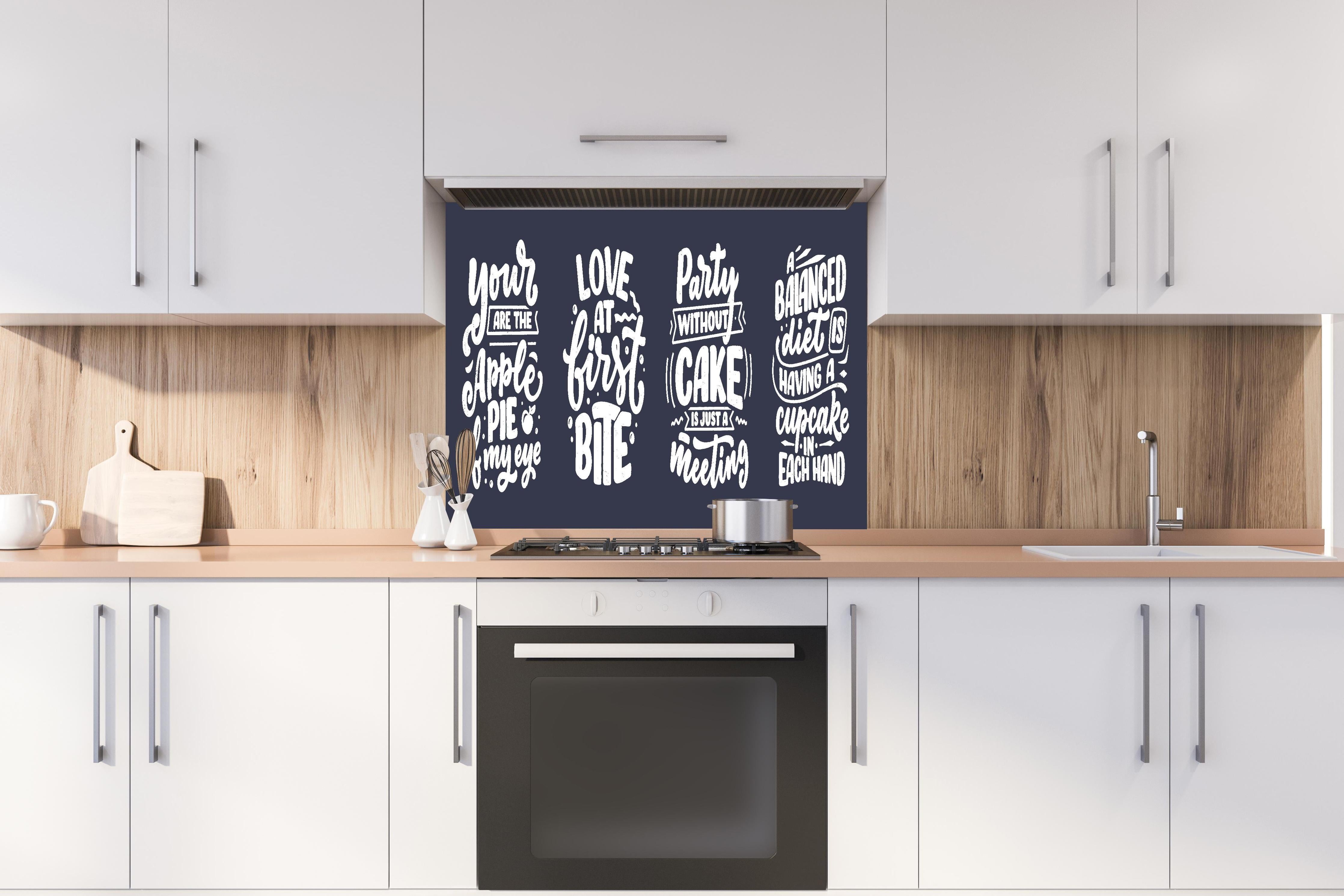 Spritzschutz - Kreative Handlettering Spruchsammlung Kunst hinter einem Cerankochfeld zwischen Holz-Kochutensilien