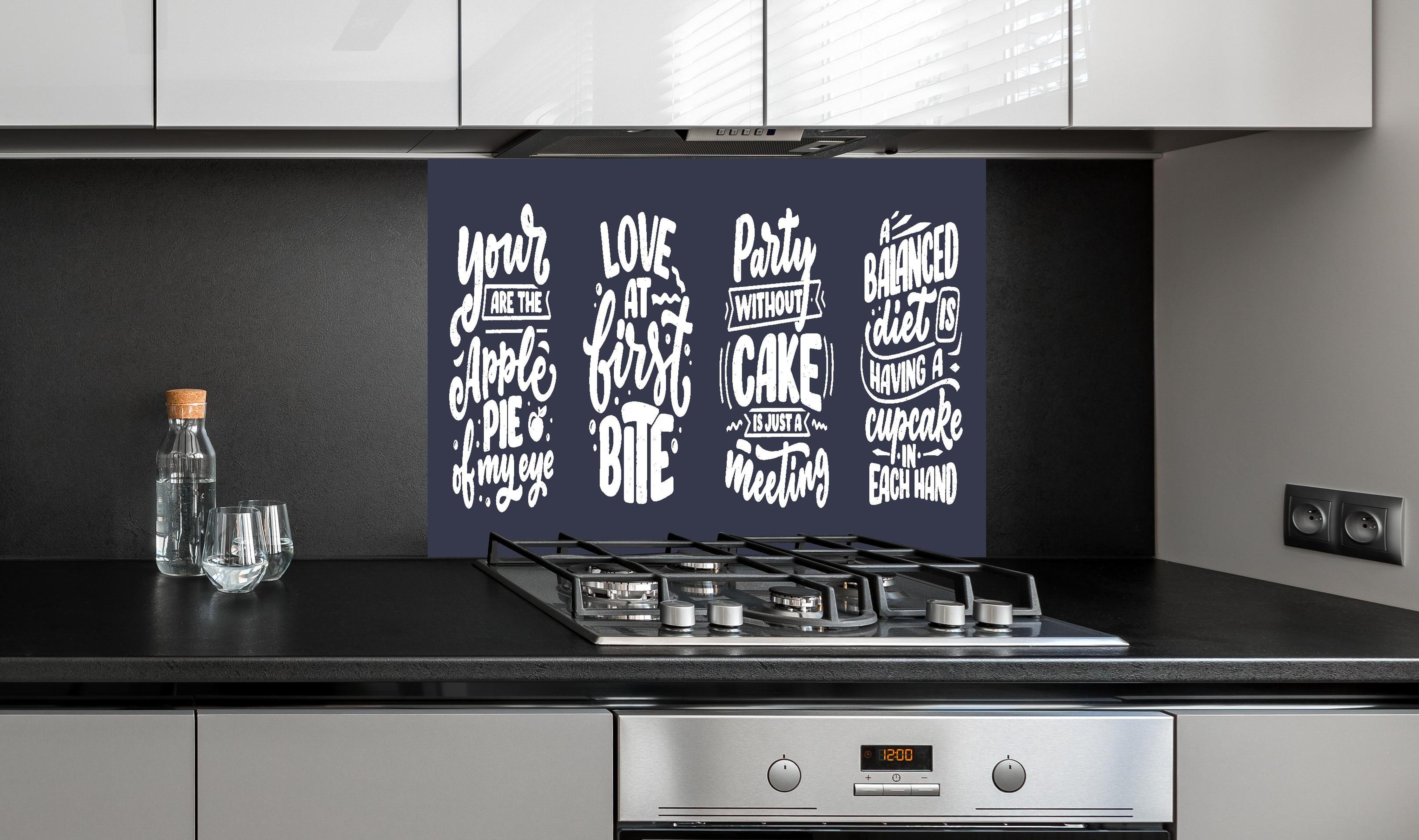 Spritzschutz - Kreative Handlettering Spruchsammlung Kunst hinter einem Cerankochfeld zwischen Holz-Kochutensilien