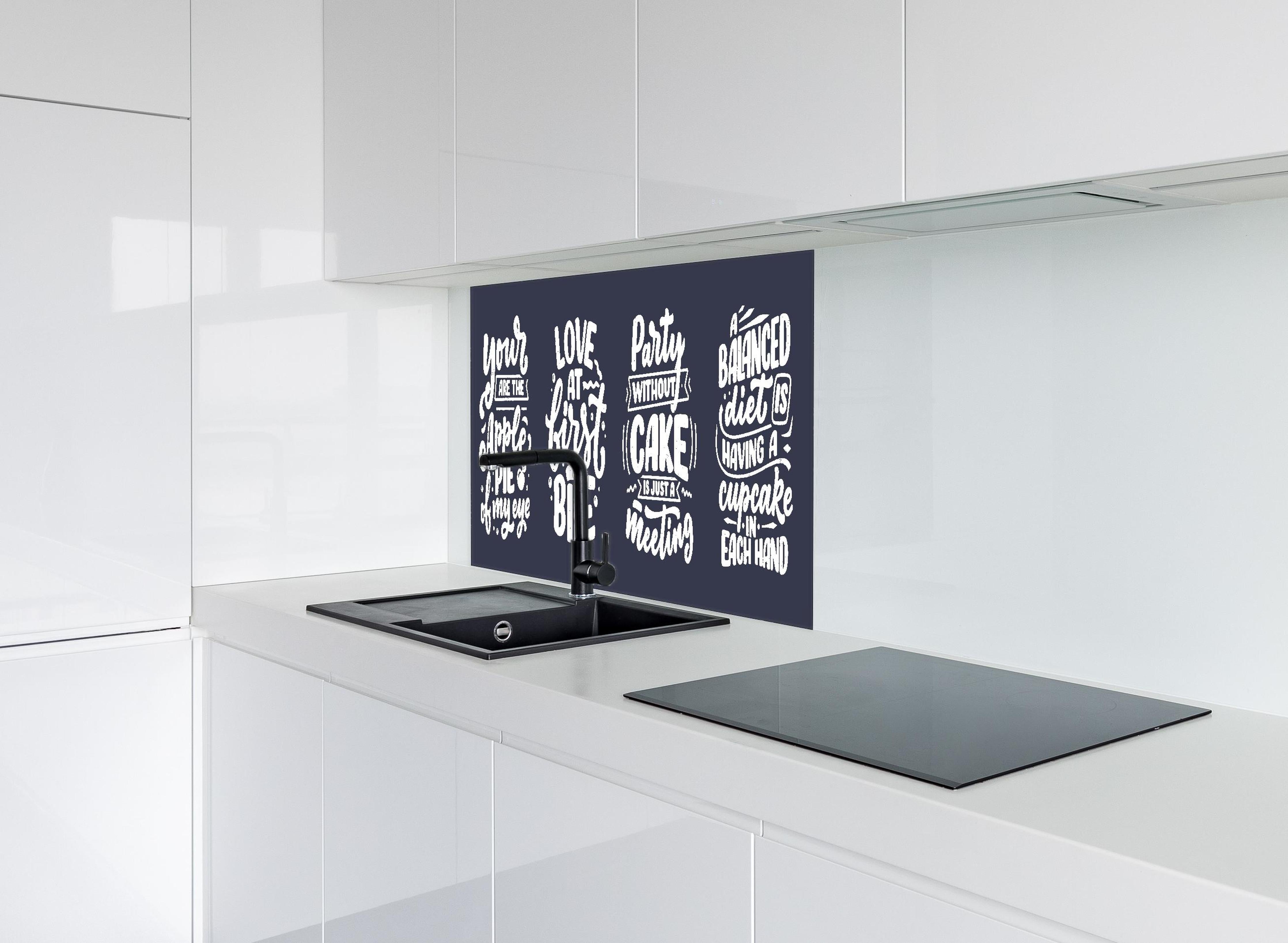 Spritzschutz - Kreative Handlettering Spruchsammlung Kunst hinter einem Cerankochfeld zwischen Holz-Kochutensilien