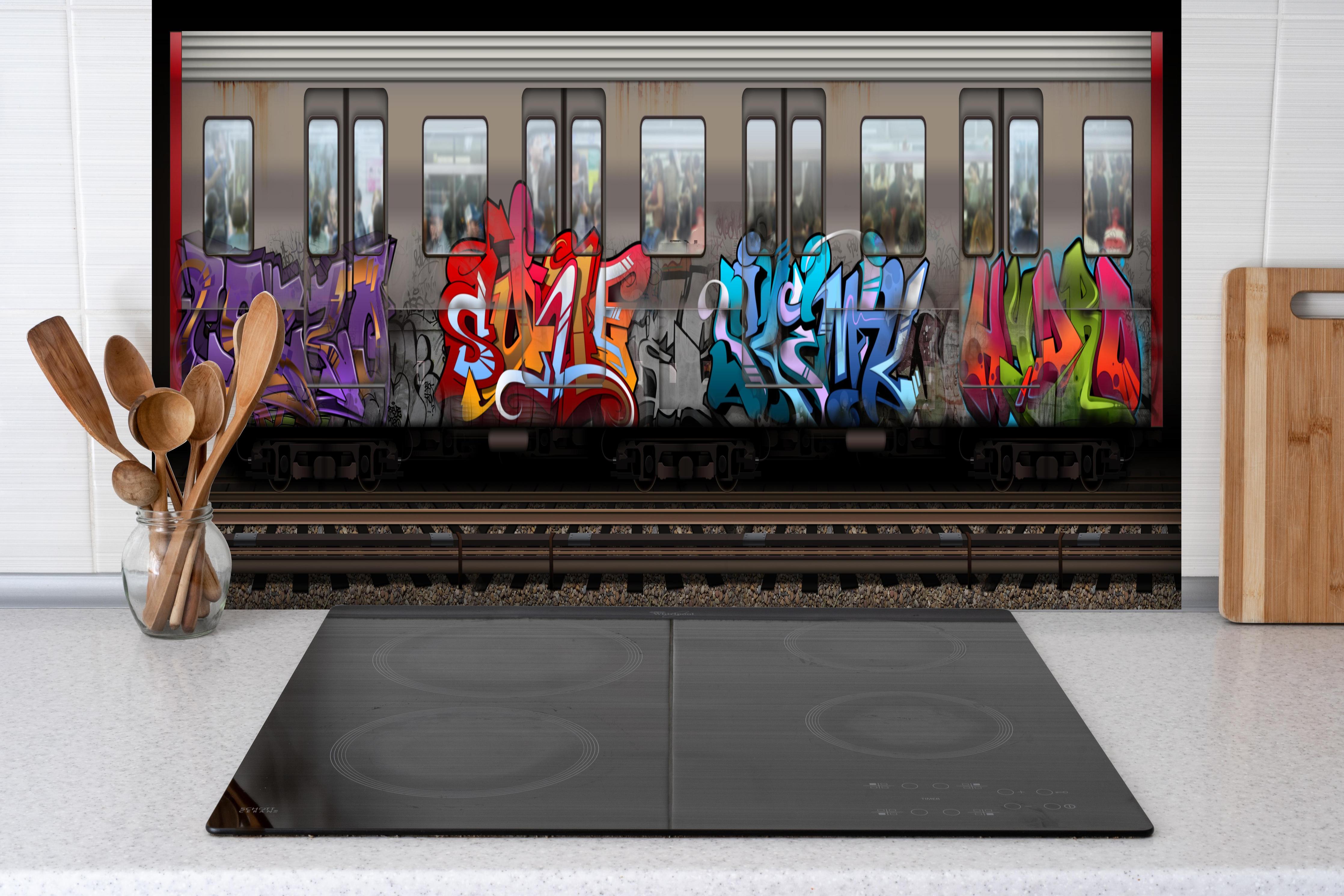 Spritzschutz - Kreativer Graffiti-Kunstzug auf Gleisen hinter einem Cerankochfeld zwischen Holz-Kochutensilien