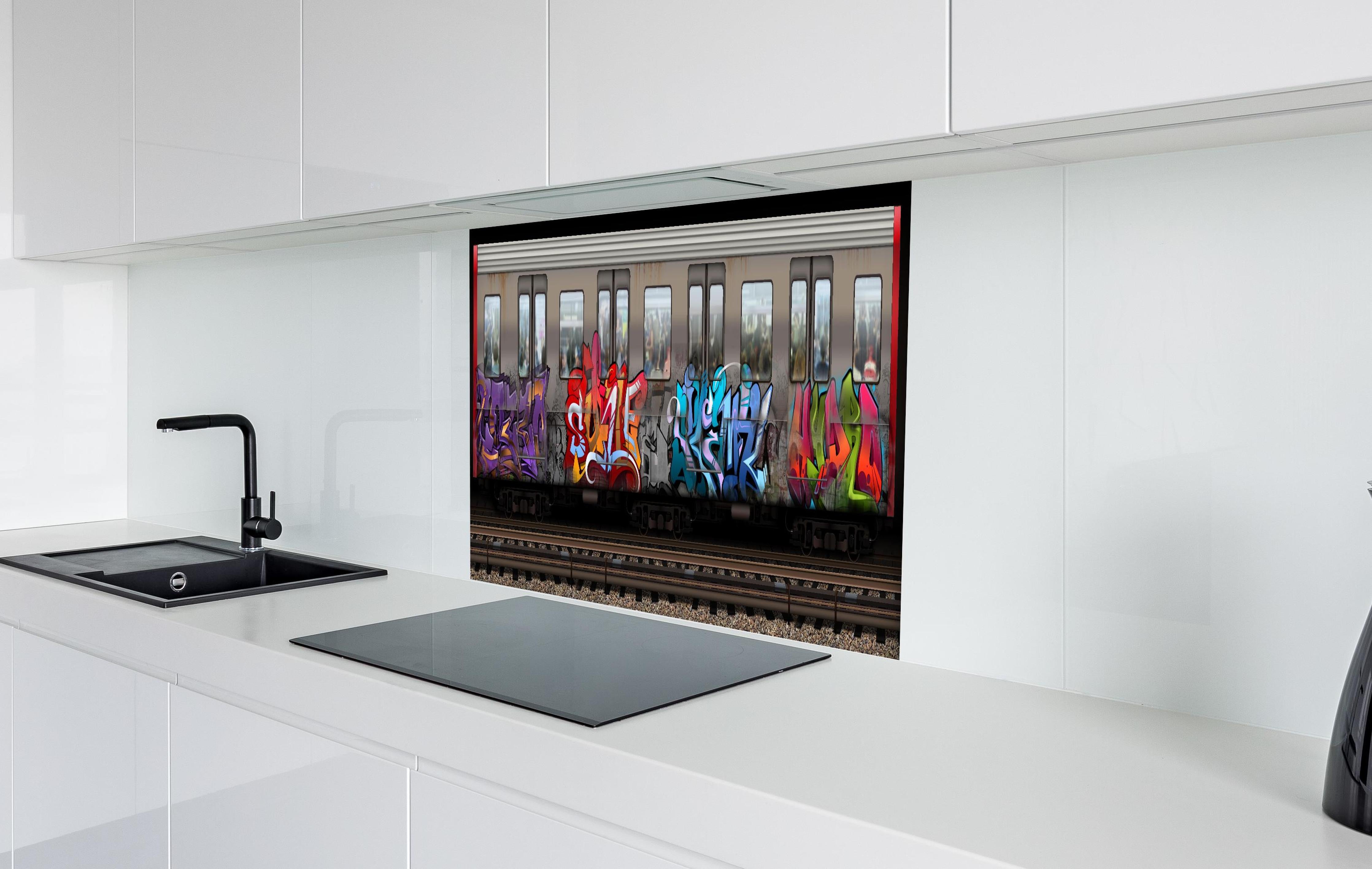 Spritzschutz - Kreativer Graffiti-Kunstzug auf Gleisen hinter einem Cerankochfeld zwischen Holz-Kochutensilien