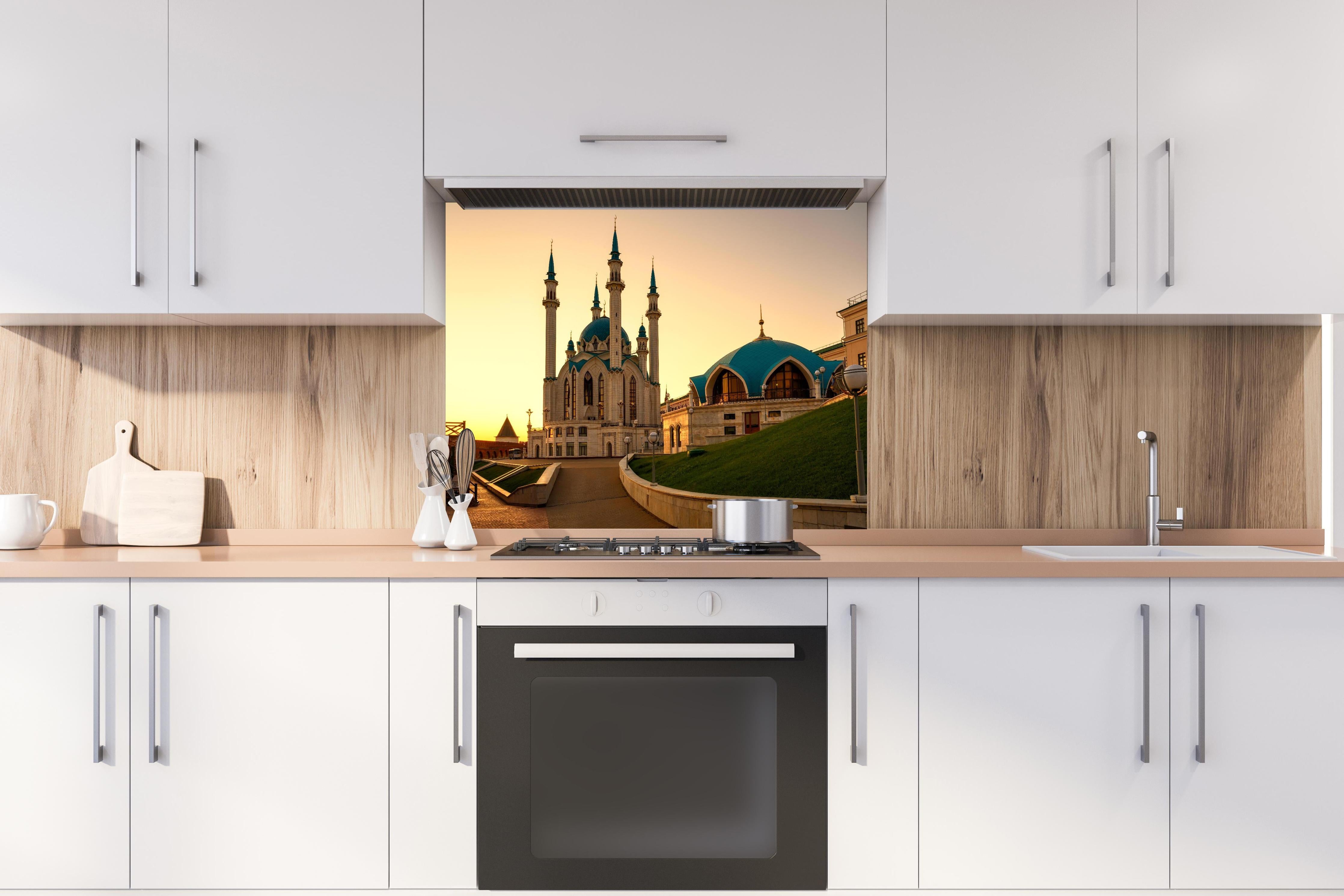 Spritzschutz - Kreml von Kasan bei Sonnenuntergang hinter einem Cerankochfeld zwischen Holz-Kochutensilien