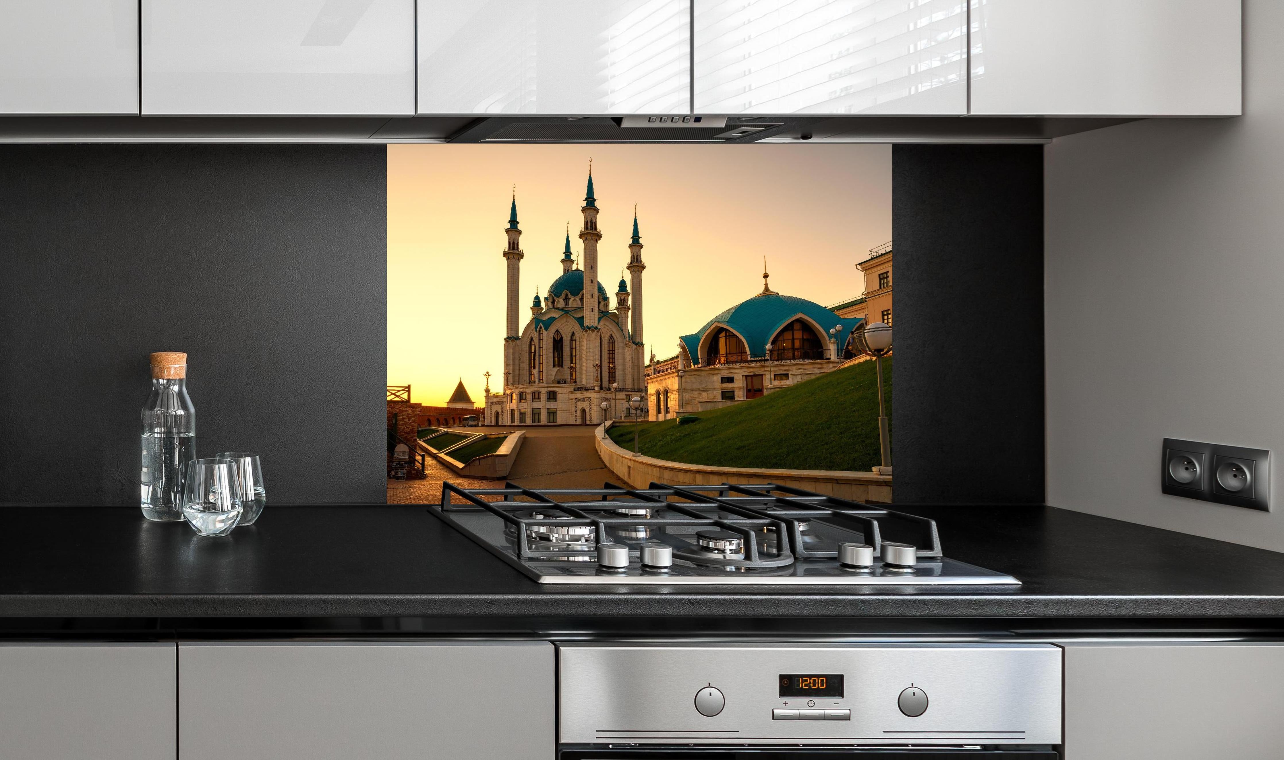 Spritzschutz - Kreml von Kasan bei Sonnenuntergang hinter einem Cerankochfeld zwischen Holz-Kochutensilien