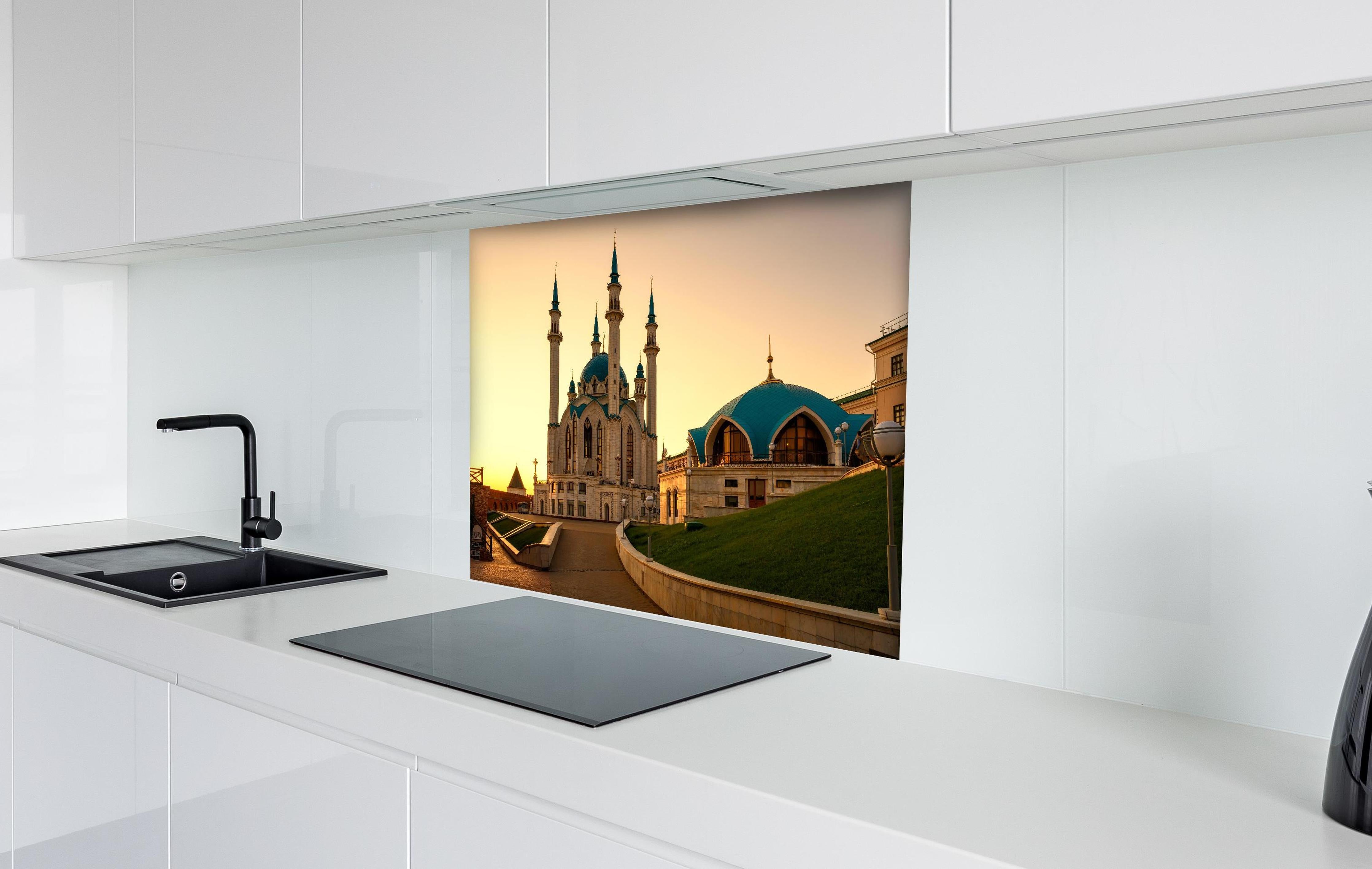 Spritzschutz - Kreml von Kasan bei Sonnenuntergang hinter einem Cerankochfeld zwischen Holz-Kochutensilien