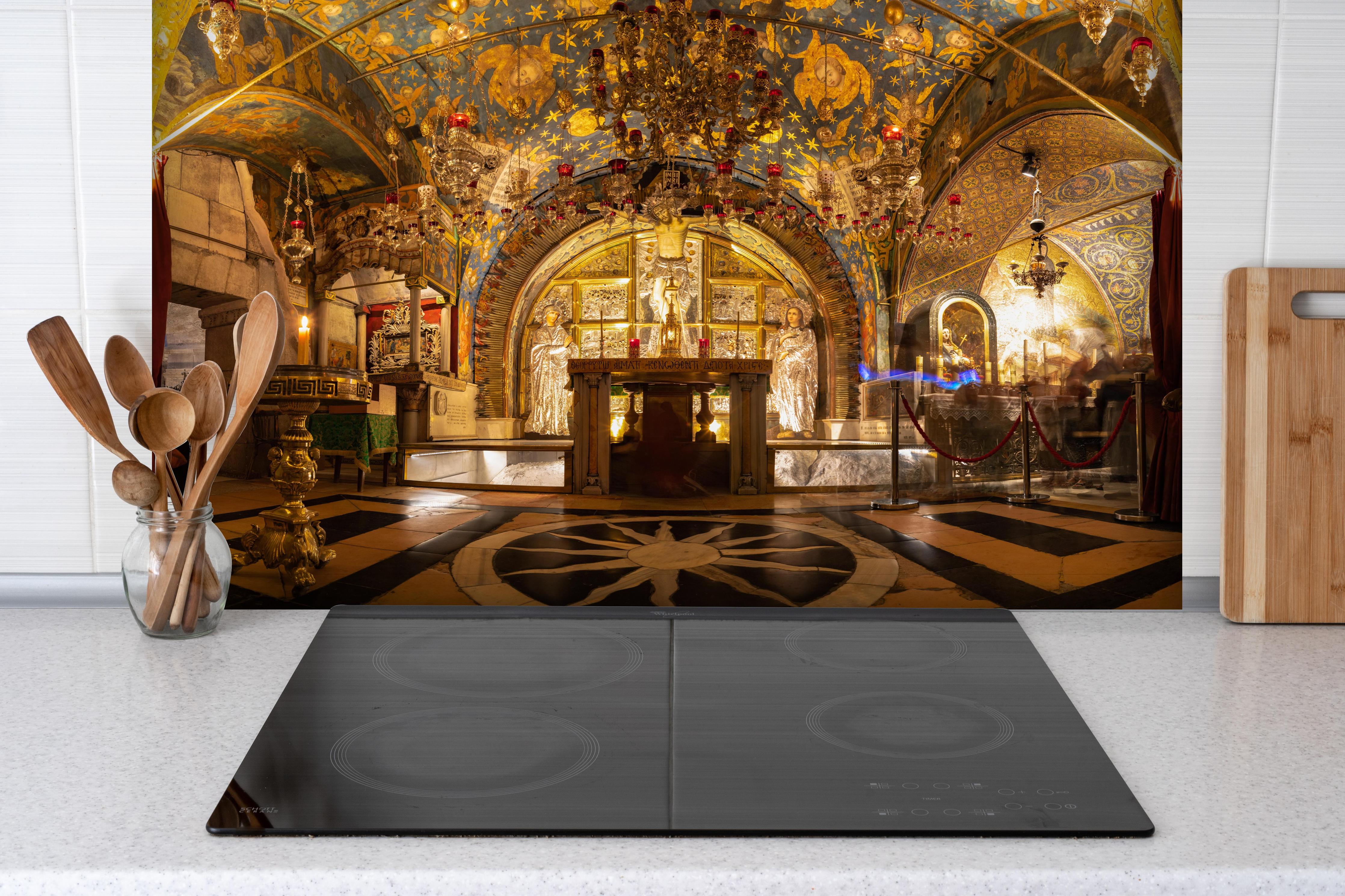 Spritzschutz - Kreuzigungsaltar hinter einem Cerankochfeld zwischen Holz-Kochutensilien