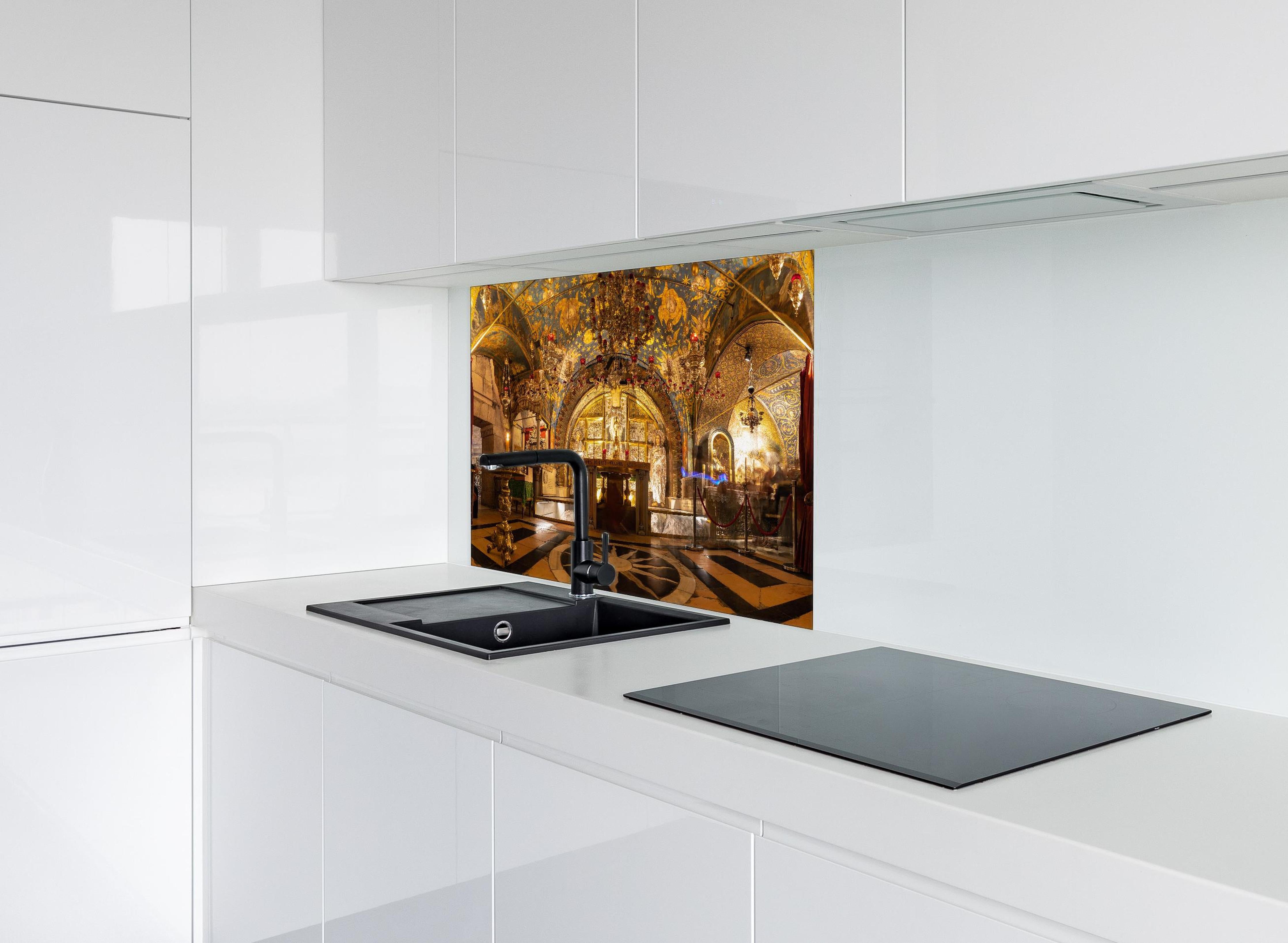 Spritzschutz - Kreuzigungsaltar hinter einem Cerankochfeld zwischen Holz-Kochutensilien
