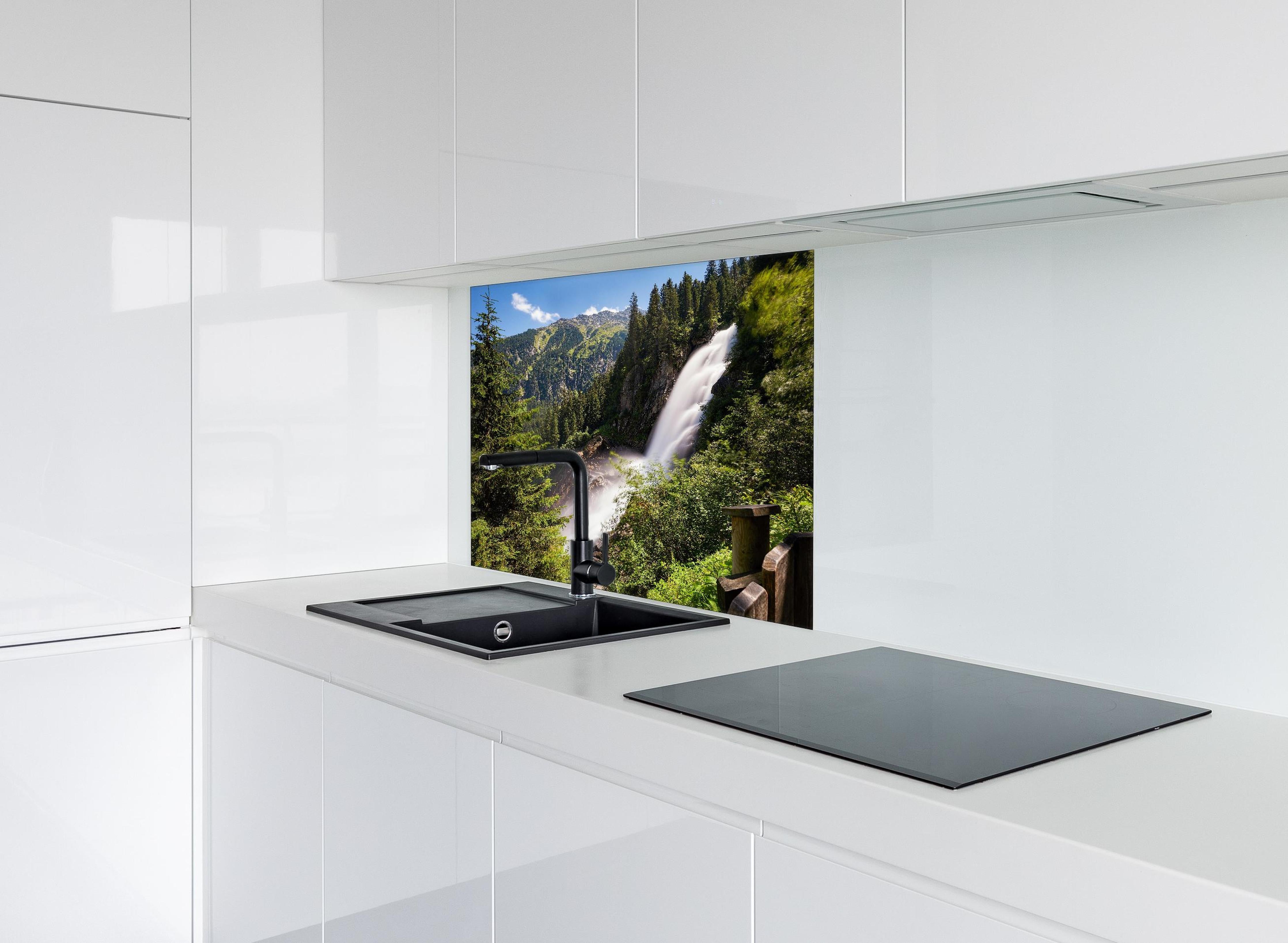 Spritzschutz - Krimmler Wasserfall hinter einem Cerankochfeld zwischen Holz-Kochutensilien