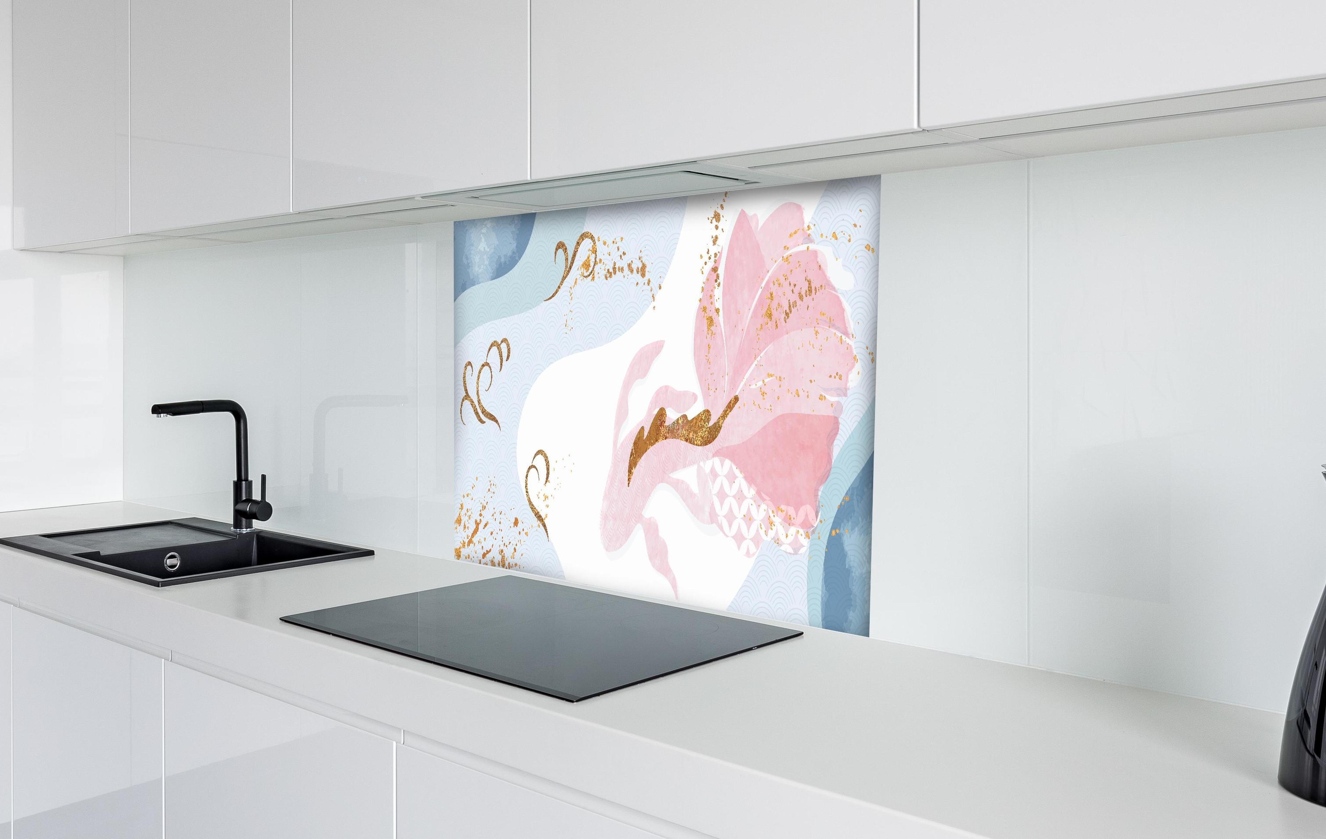 Spritzschutz - Künstlerische Blütenillustration Gold und Blau hinter einem Cerankochfeld zwischen Holz-Kochutensilien
