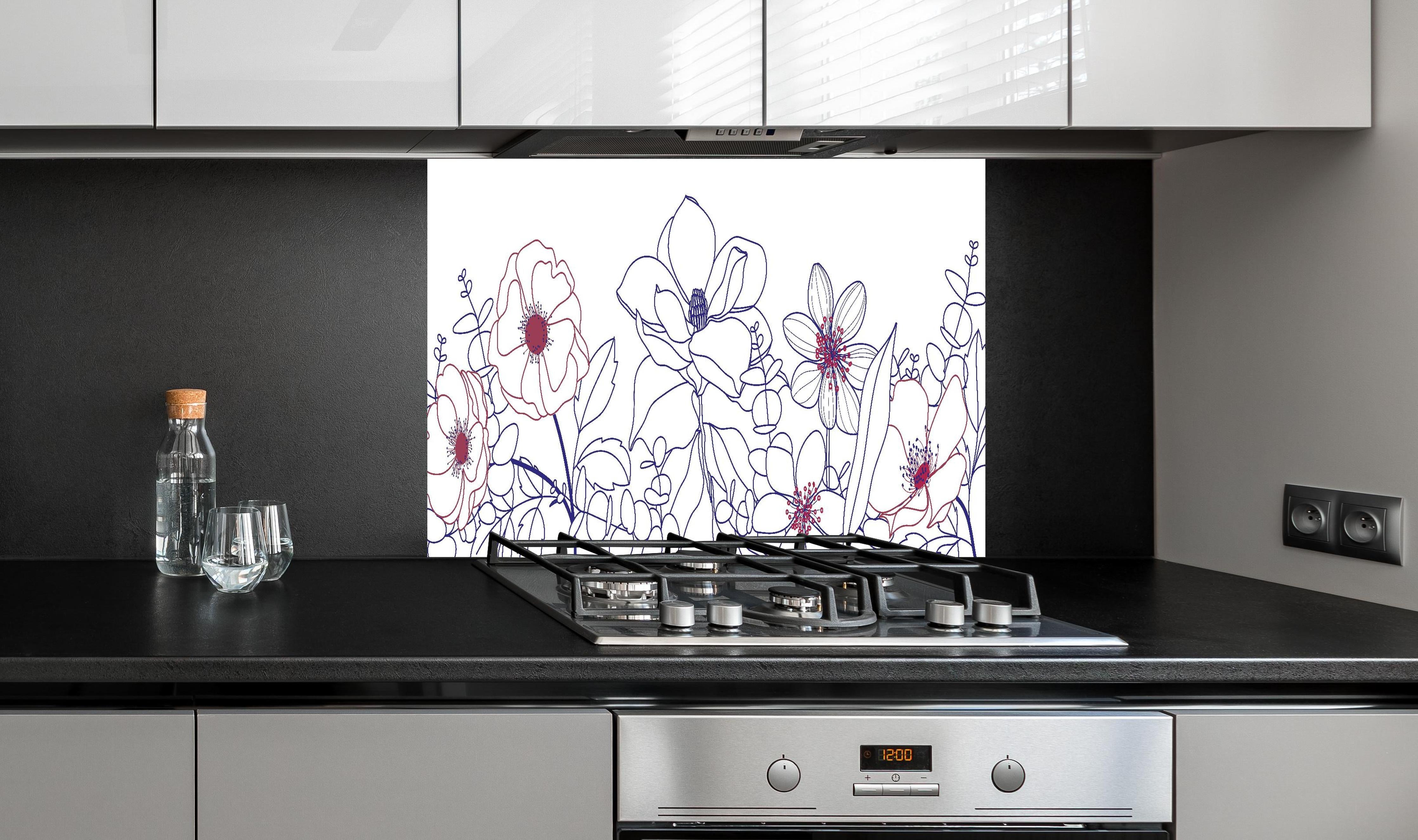 Spritzschutz - Künstlerische Blumen Lineart Zeichnung hinter einem Cerankochfeld zwischen Holz-Kochutensilien