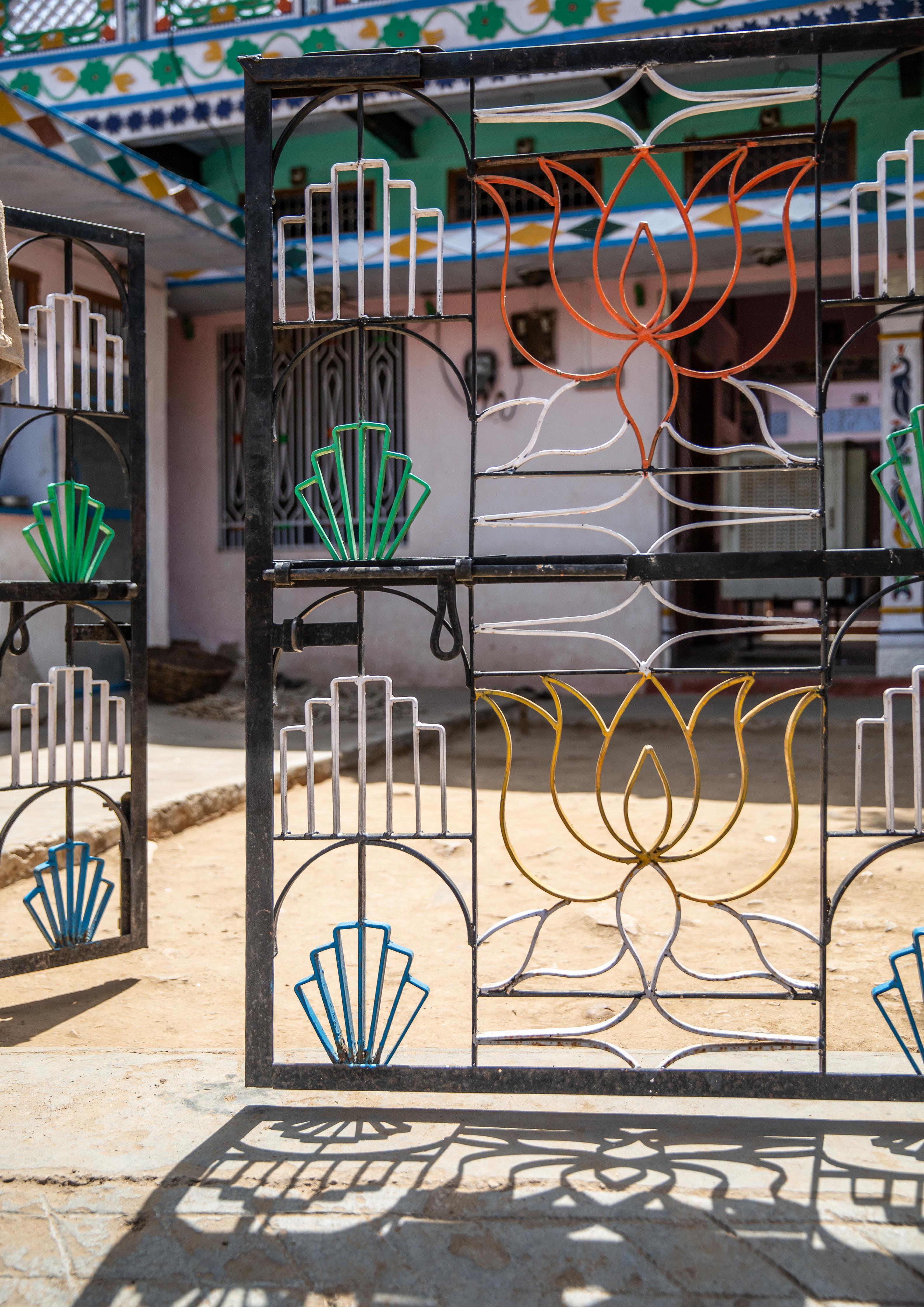 Spritzschutz-Künstlerisches Lotus-Tor gegen Hausfassade