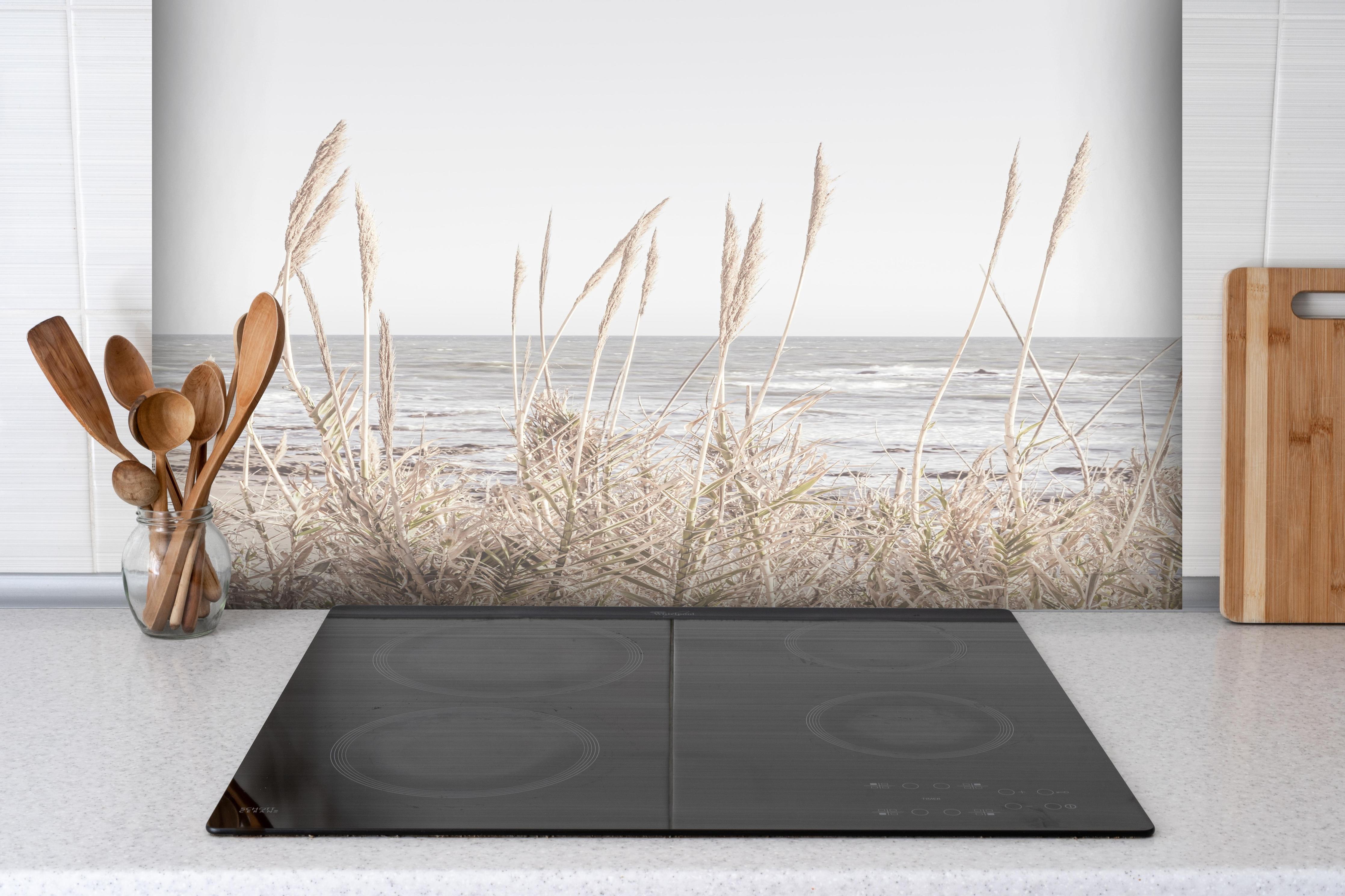 Spritzschutz - Küstenbild - Am Meer hinter einem Cerankochfeld zwischen Holz-Kochutensilien